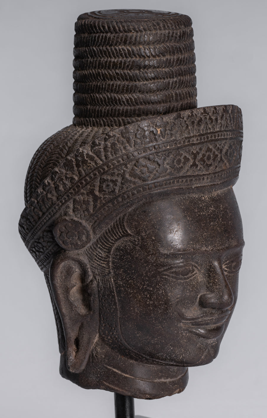Vishnu-Statue – antiker, auf Stein montierter Khmer-Vishnu-Kopf im Koh-Ker-Stil – 31 cm.