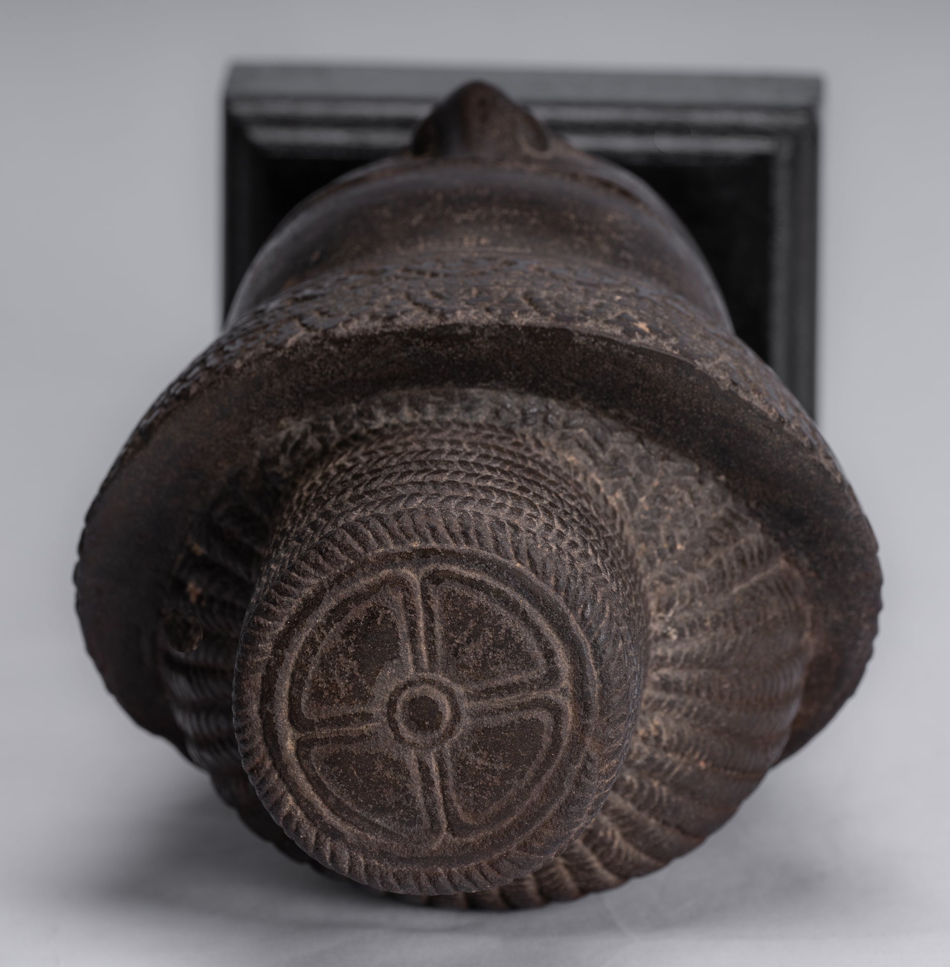 Vishnu-Statue – antiker, auf Stein montierter Khmer-Vishnu-Kopf im Koh-Ker-Stil – 31 cm.