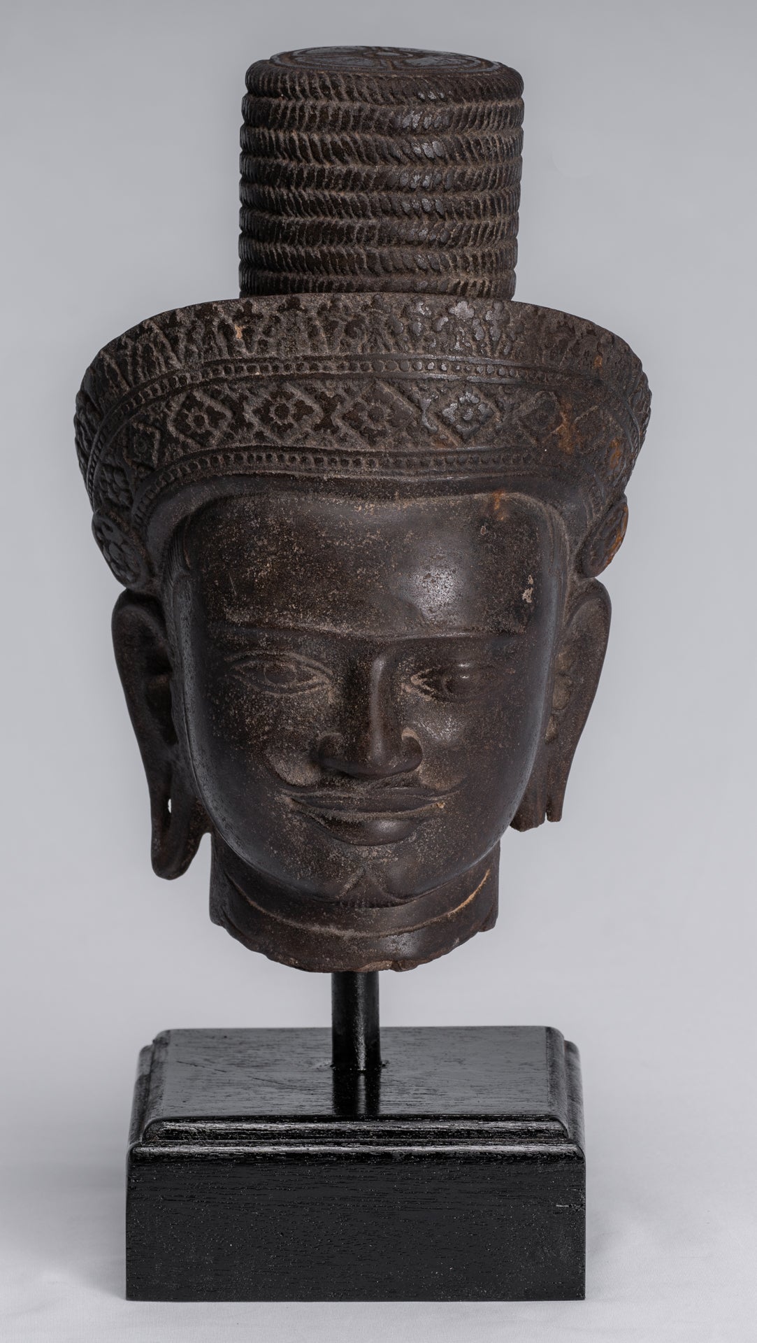 Vishnu-Statue – antiker, auf Stein montierter Khmer-Vishnu-Kopf im Koh-Ker-Stil – 31 cm.