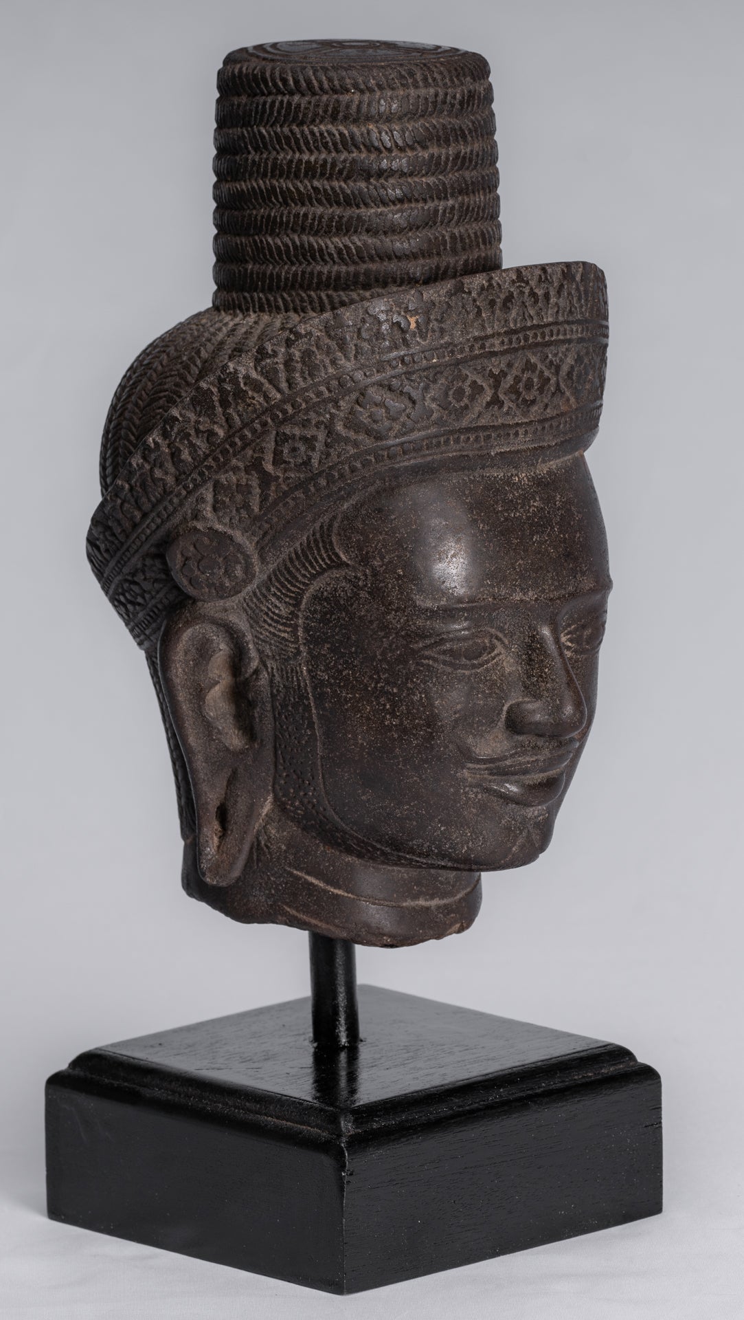 Vishnu-Statue – antiker, auf Stein montierter Khmer-Vishnu-Kopf im Koh-Ker-Stil – 31 cm.