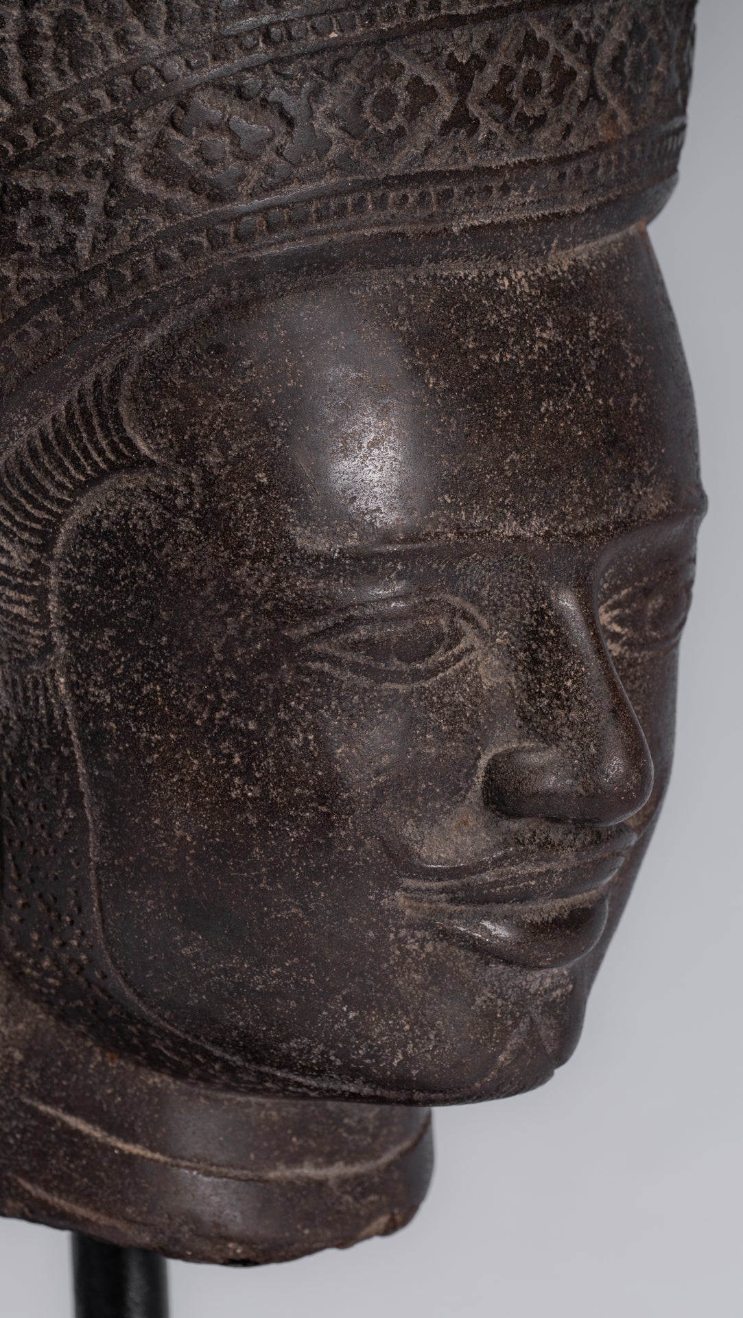 Vishnu-Statue – antiker, auf Stein montierter Khmer-Vishnu-Kopf im Koh-Ker-Stil – 31 cm.