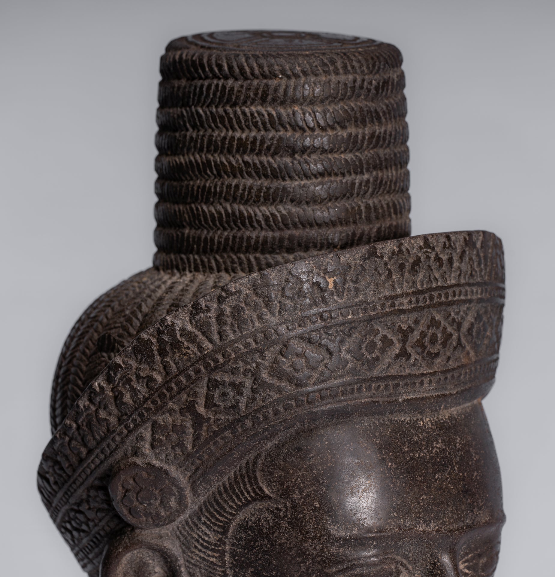 Vishnu-Statue – antiker, auf Stein montierter Khmer-Vishnu-Kopf im Koh-Ker-Stil – 31 cm.