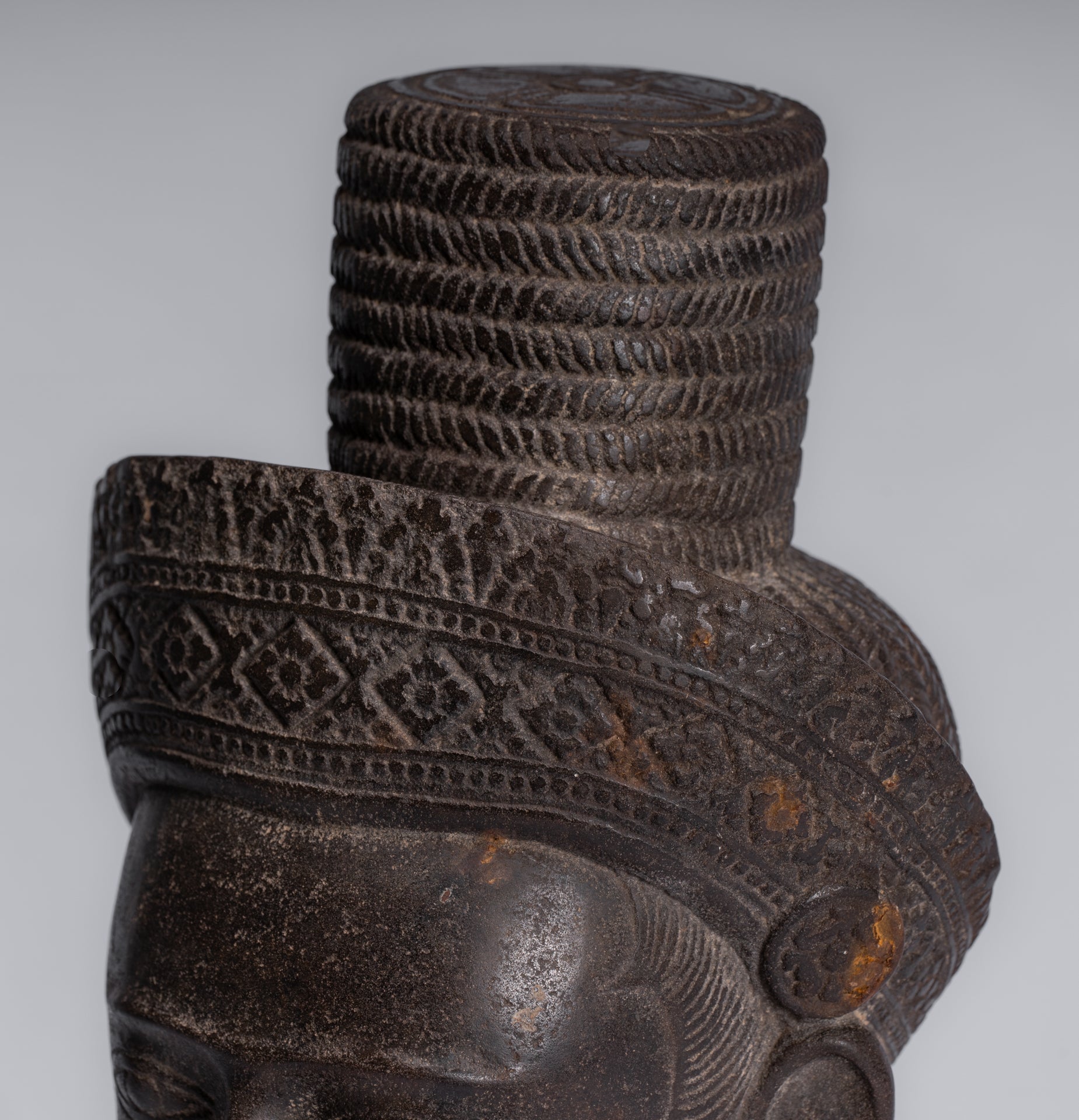 Vishnu-Statue – antiker, auf Stein montierter Khmer-Vishnu-Kopf im Koh-Ker-Stil – 31 cm.