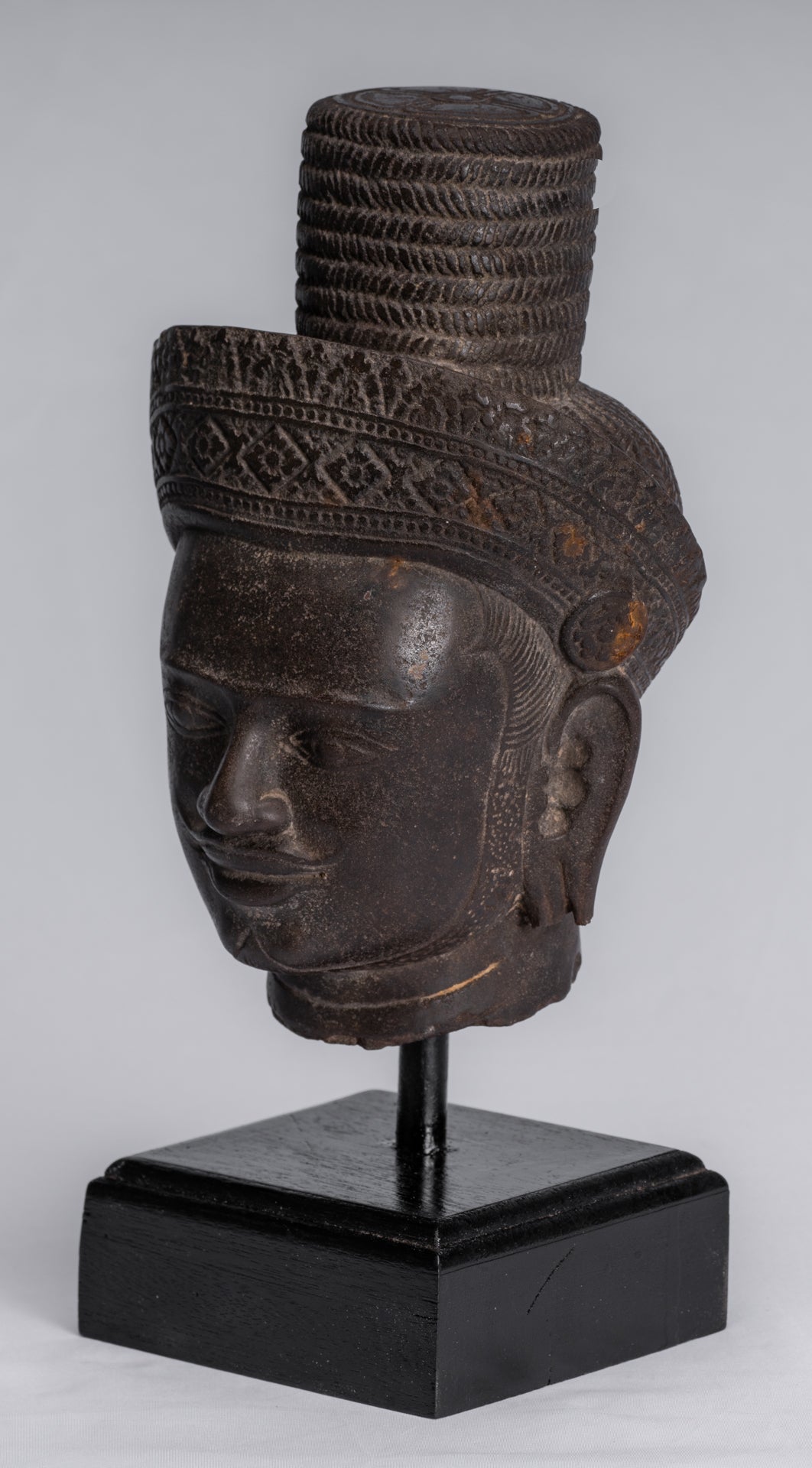 Vishnu-Statue – antiker, auf Stein montierter Khmer-Vishnu-Kopf im Koh-Ker-Stil – 31 cm.