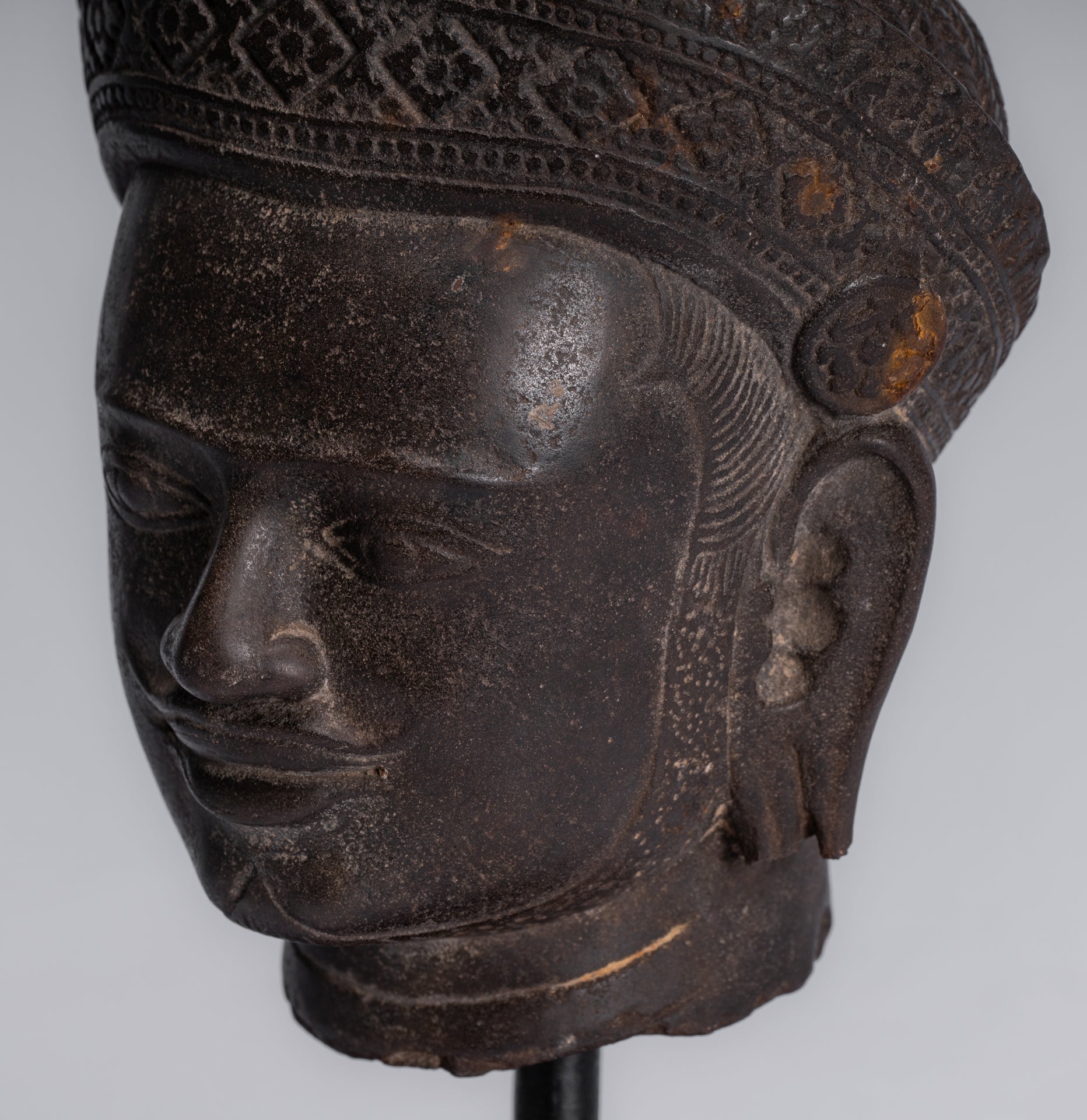Vishnu-Statue – antiker, auf Stein montierter Khmer-Vishnu-Kopf im Koh-Ker-Stil – 31 cm.