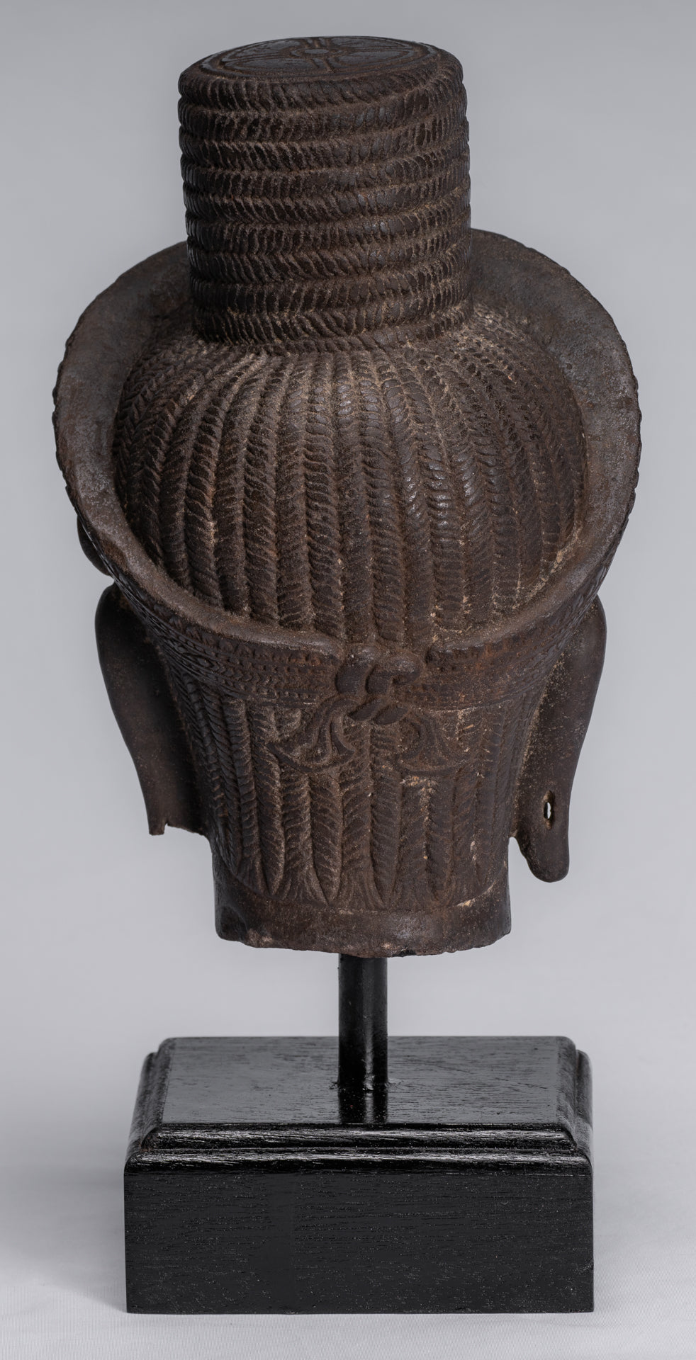 Vishnu-Statue – antiker, auf Stein montierter Khmer-Vishnu-Kopf im Koh-Ker-Stil – 31 cm.