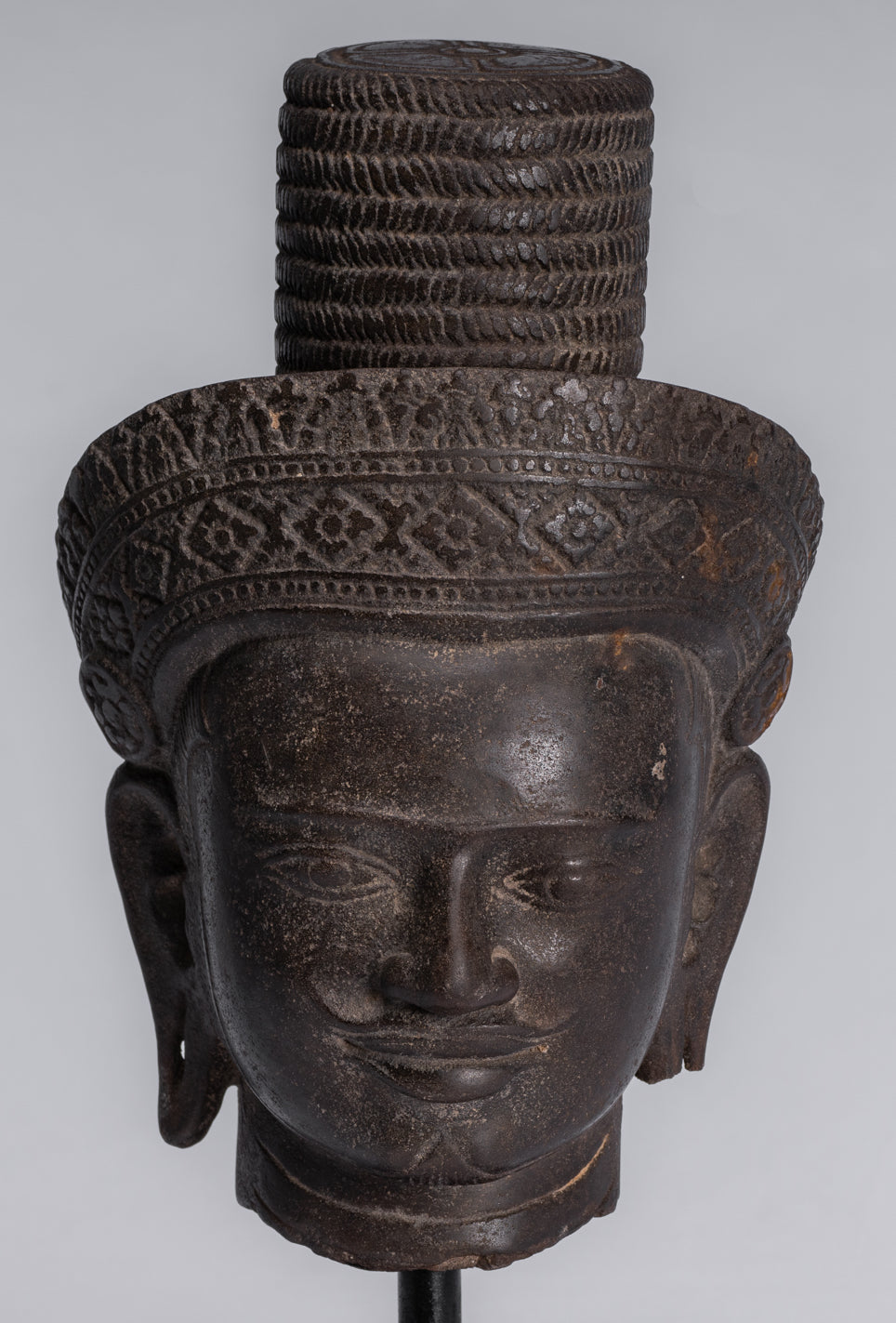Vishnu-Statue – antiker, auf Stein montierter Khmer-Vishnu-Kopf im Koh-Ker-Stil – 31 cm.