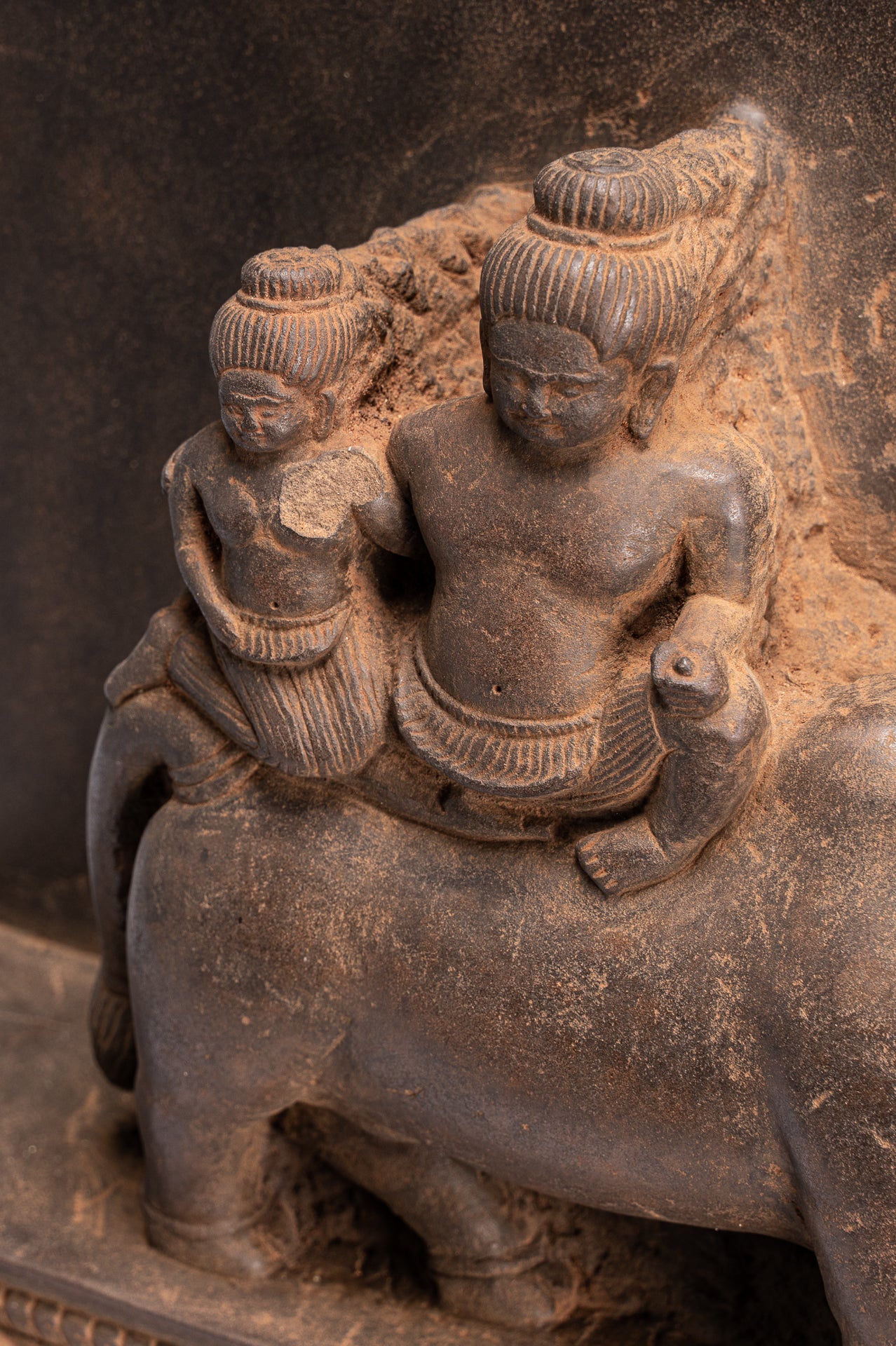 Antique Baphuon Style Stone Khmer Sanskrit Stele con Nandi - 72cm / 29 "