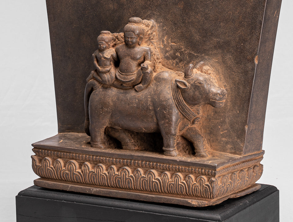 Antique Baphuon Style Stone Khmer Sanskrit Stele con Nandi - 72cm / 29 "