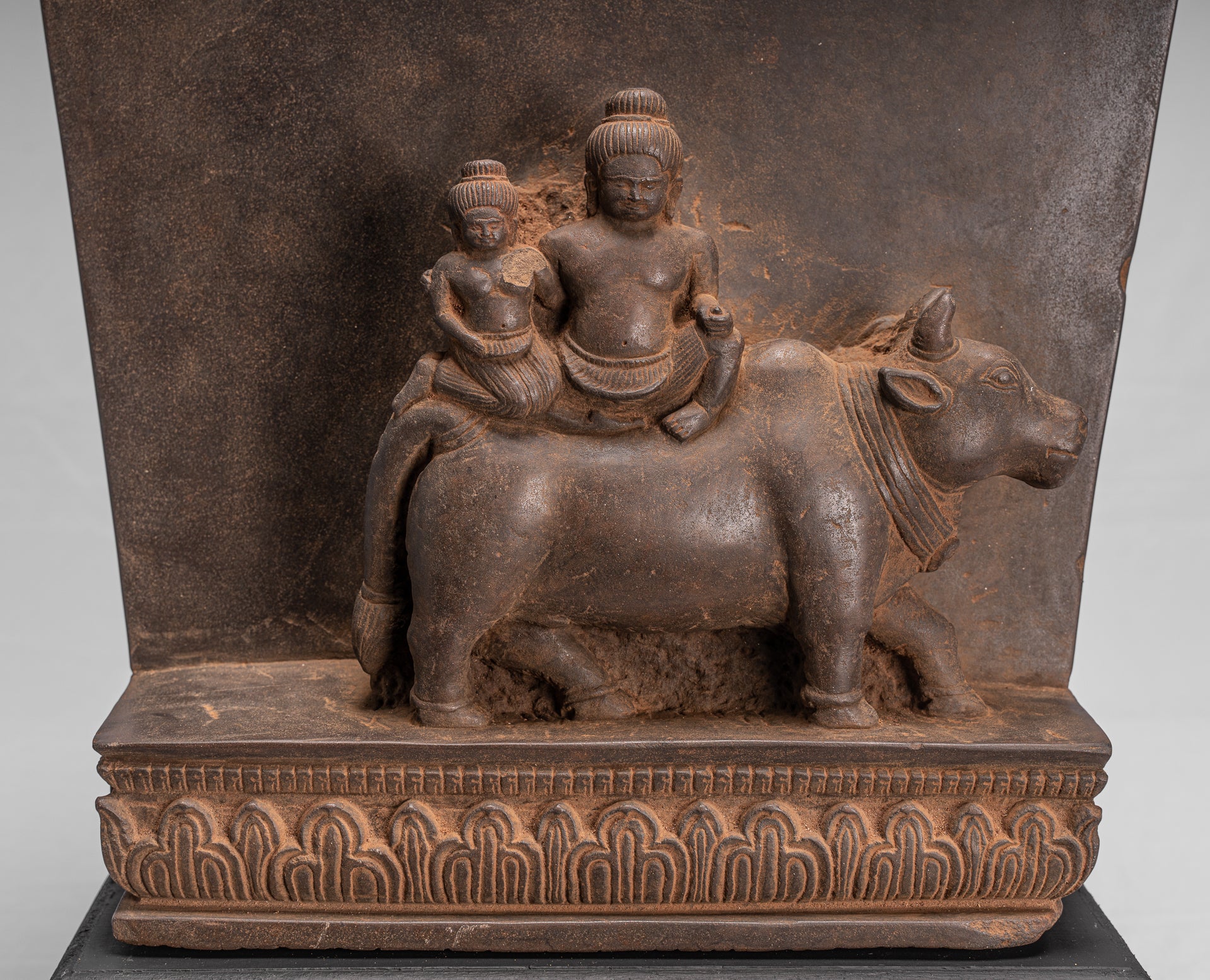 Antique Baphuon Style Stone Khmer Sanskrit Stele con Nandi - 72cm / 29 "