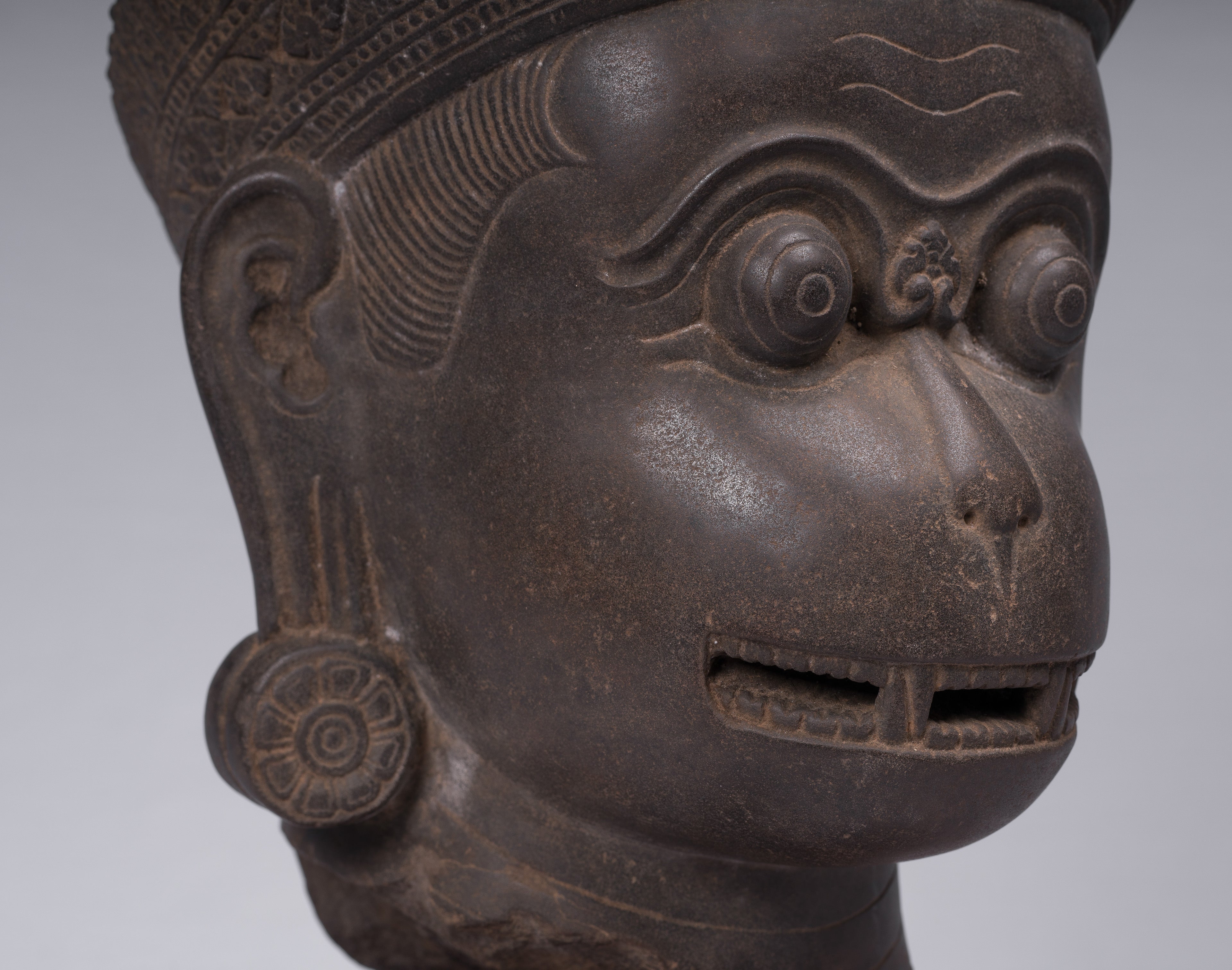 Antique Khmer Style Stone Banteay Srei Hindu God Hanuman Statue - 55 cm/22 "di altezza