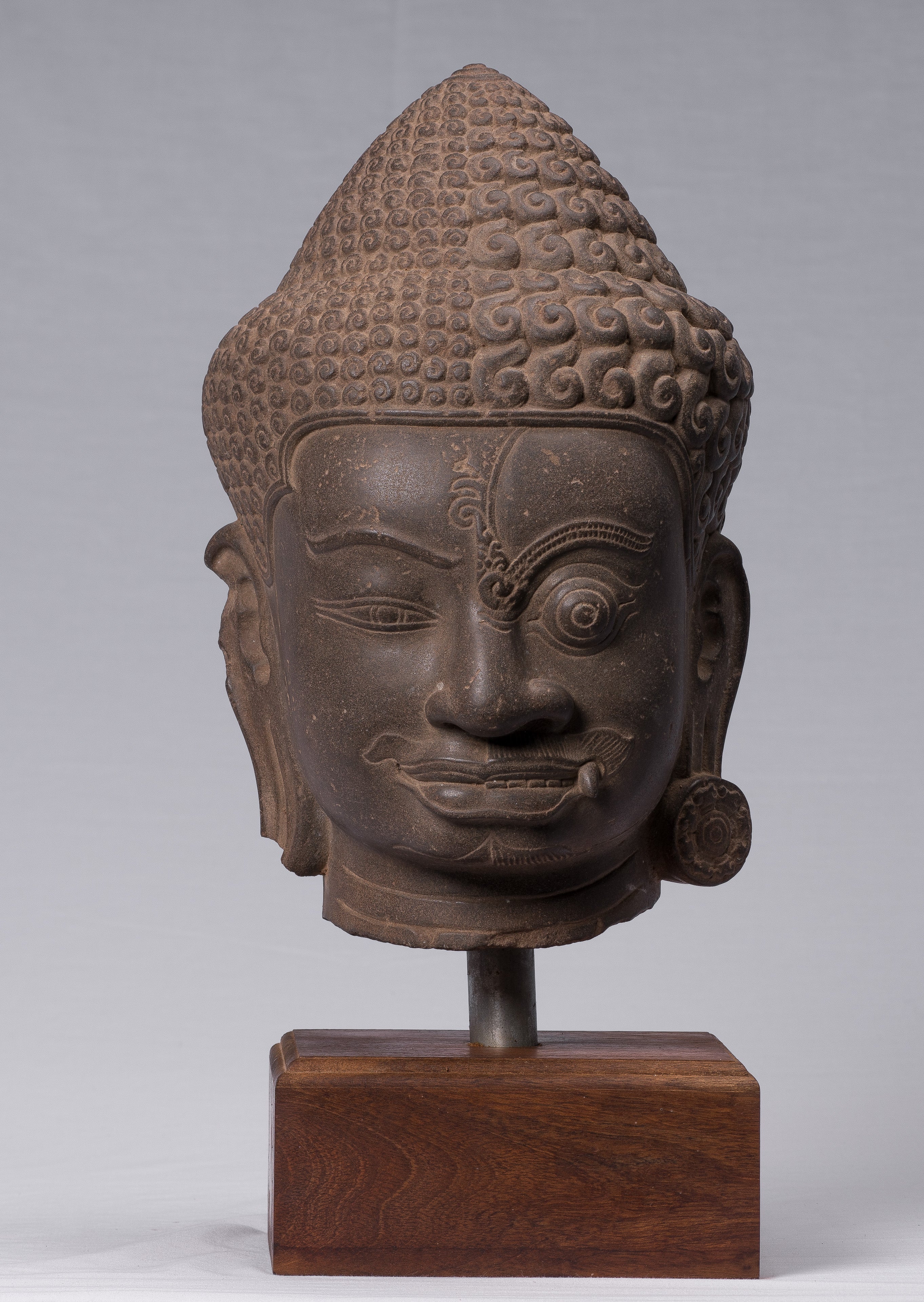 Shiva-Statue – antiker Khmer-Stil, brauner Stein, Yaksha und Yakshaswaroop Shiva-Kopf, 47 cm.