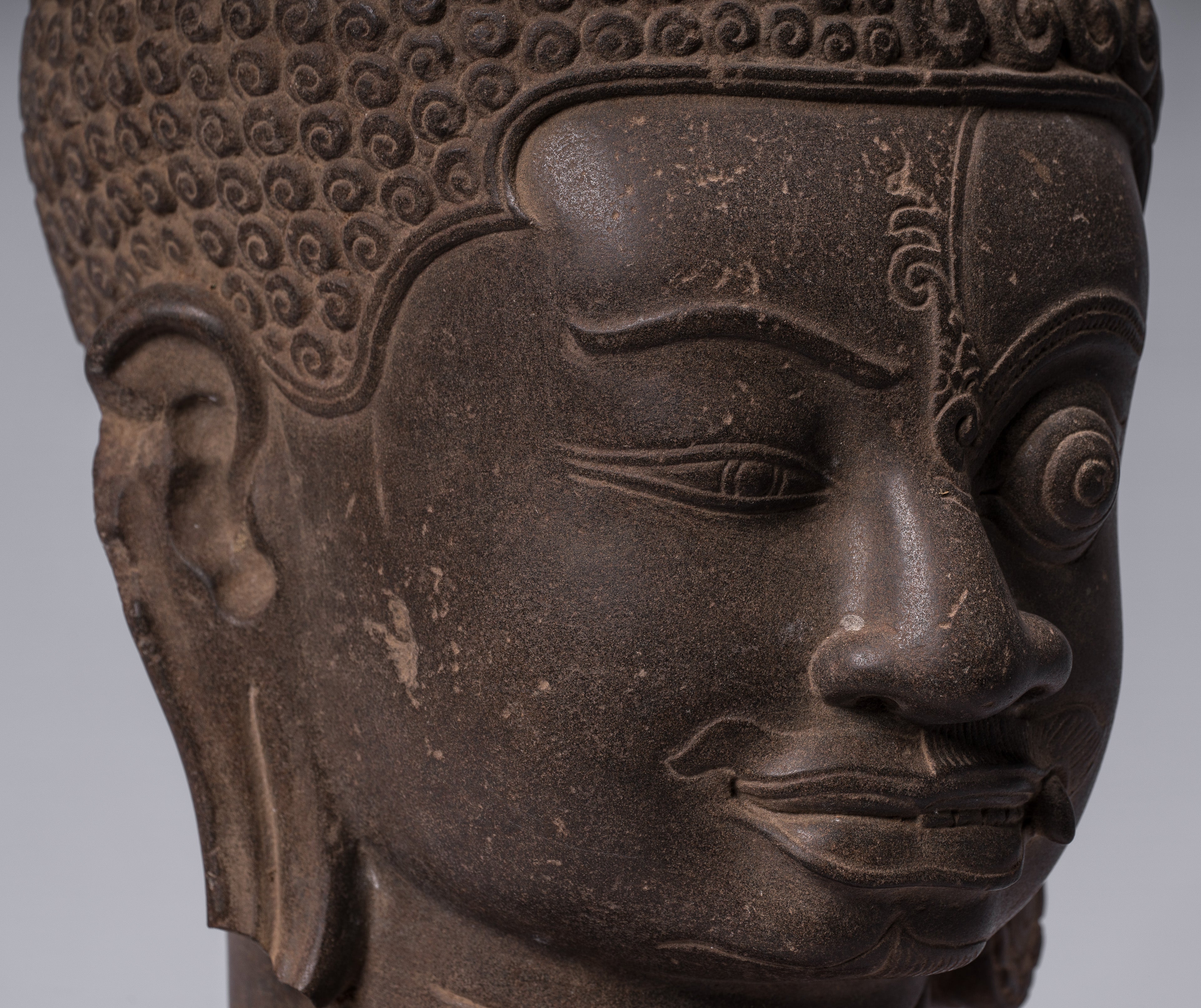 Shiva-Statue – antiker Khmer-Stil, brauner Stein, Yaksha und Yakshaswaroop Shiva-Kopf, 47 cm.