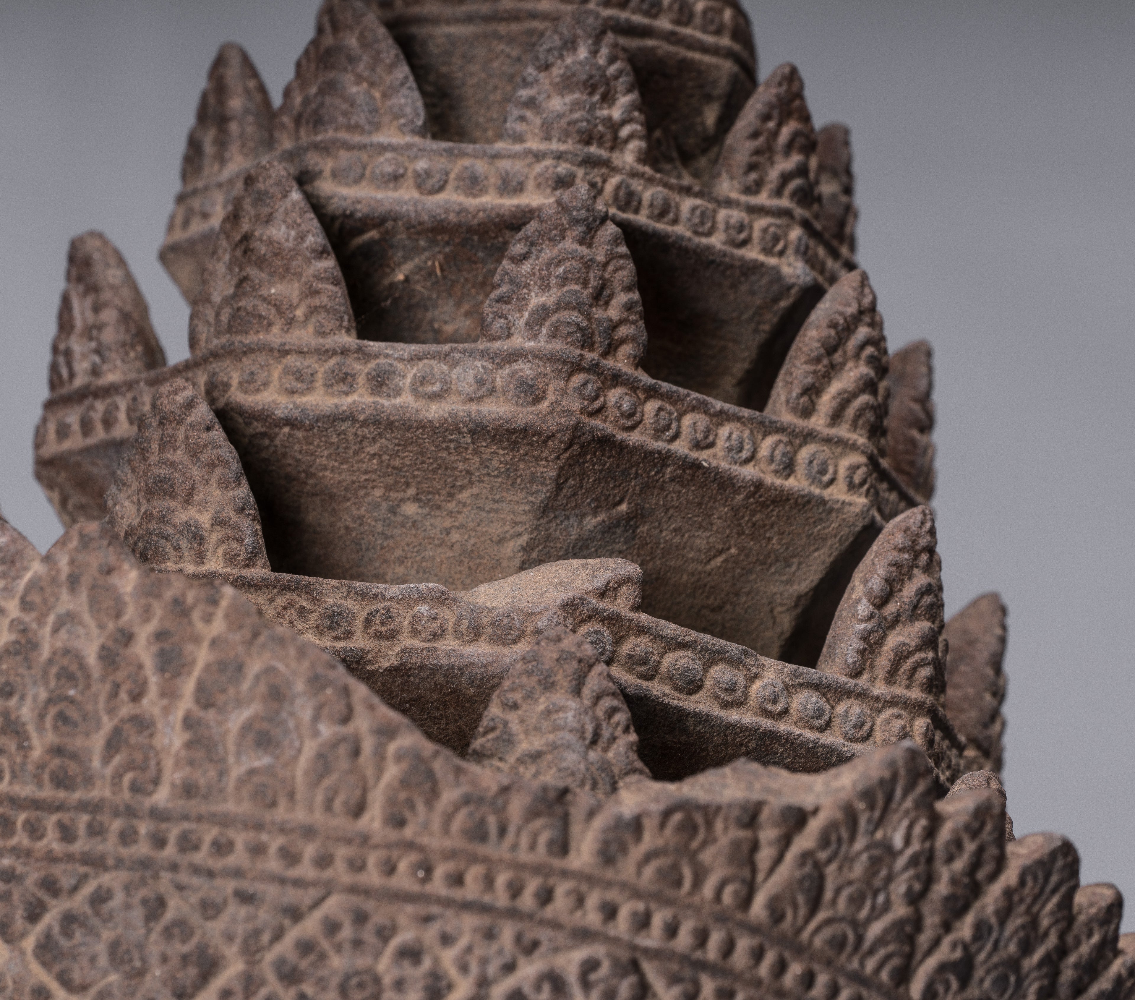 Statue Vishnu - Antique Banteay Srei Stone Stone Monted Khmer Vishnu Head - 56cm / 22 "