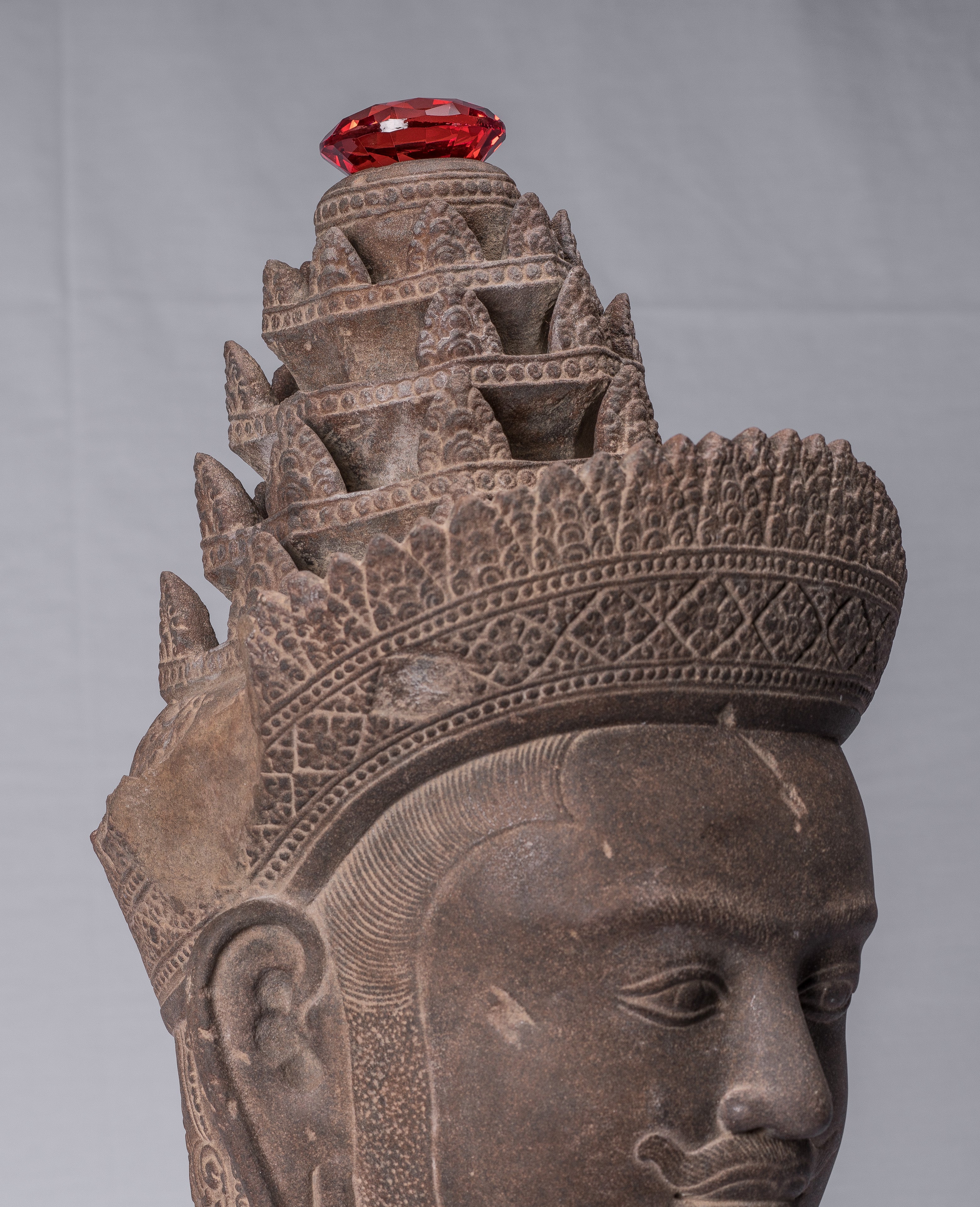 Statue Vishnu - Antique Banteay Srei Stone Stone Monted Khmer Vishnu Head - 56cm / 22 "