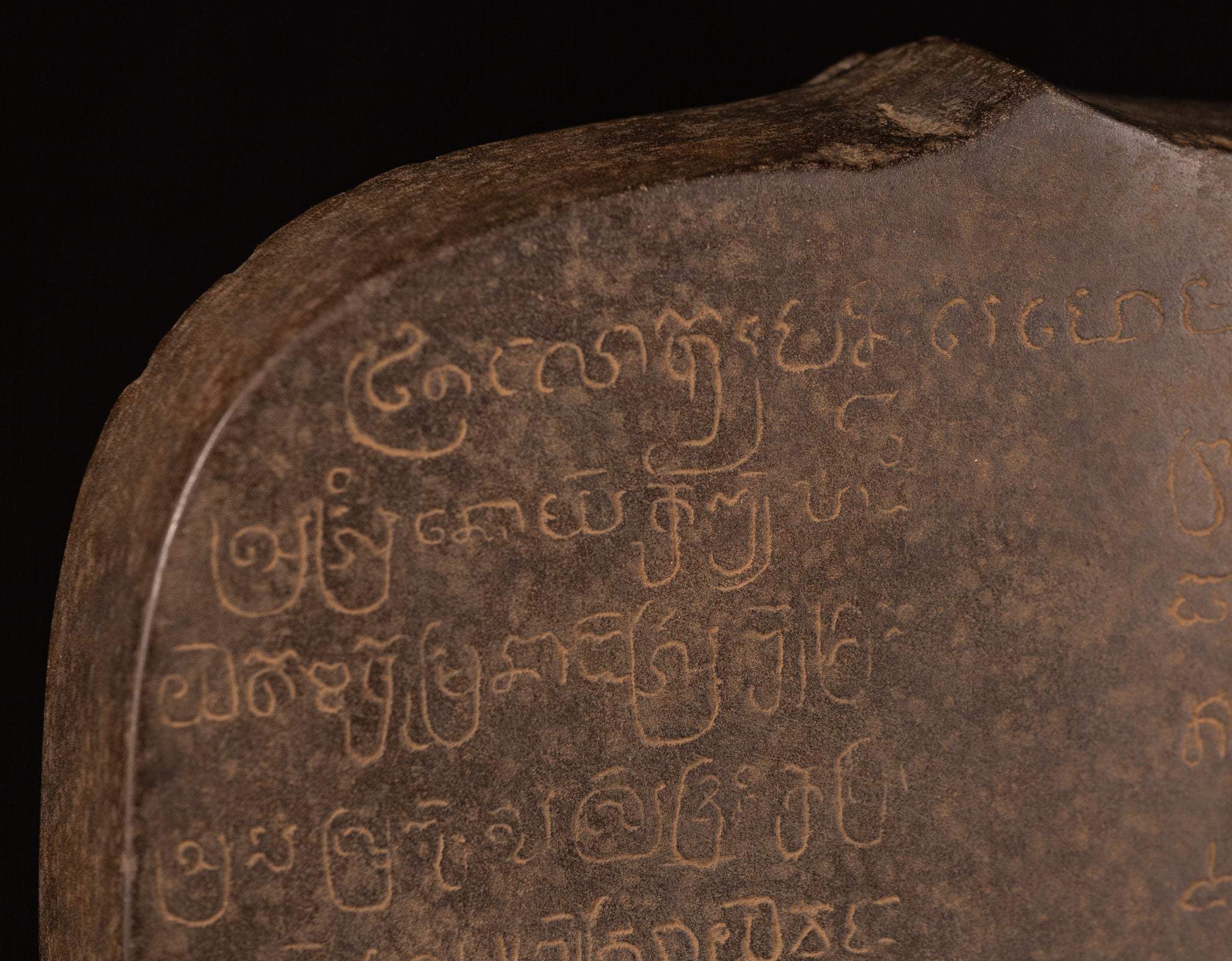 Antike Stein-Sanskrit-Stele im Khmer-Stil mit Nandi – 65 cm.