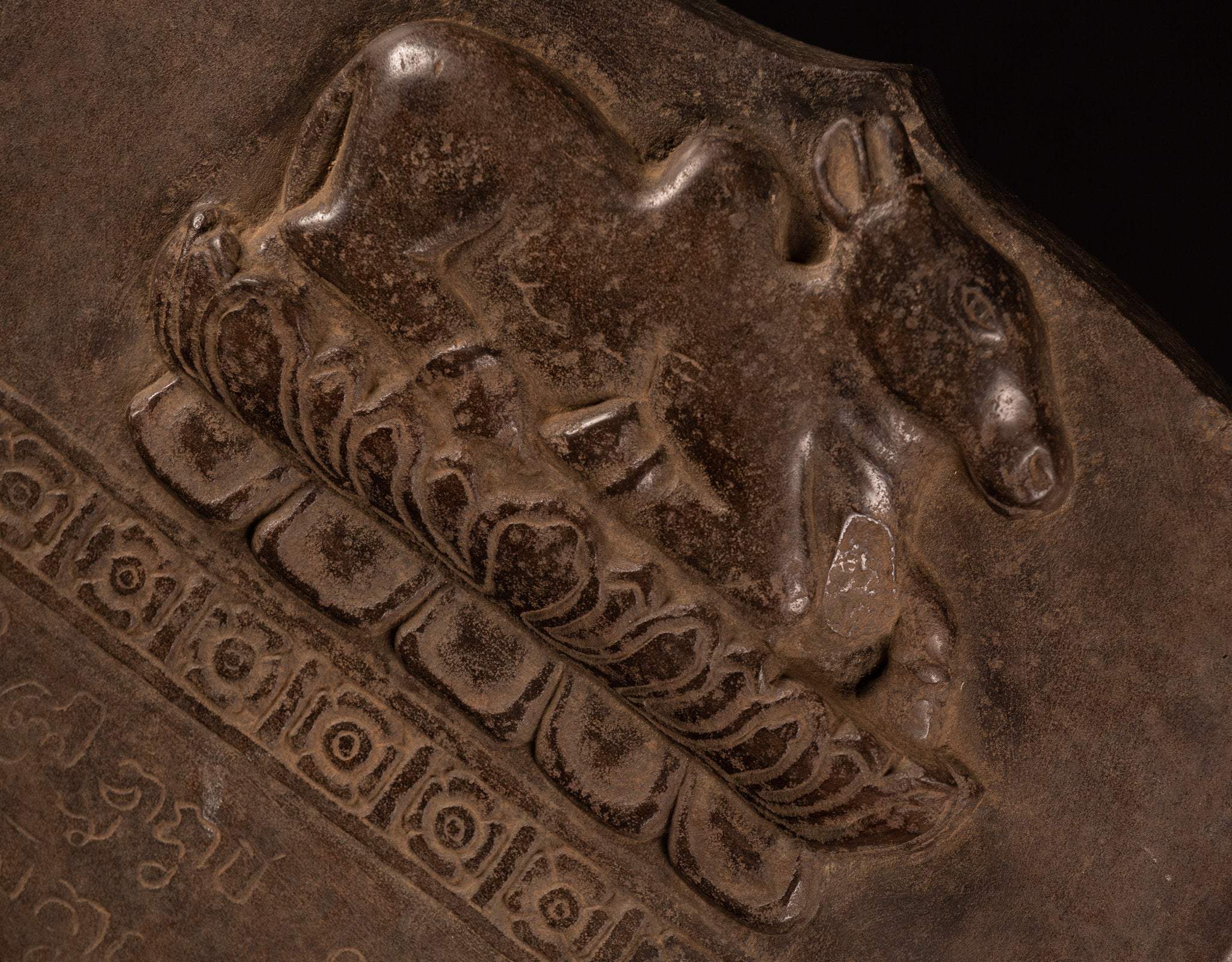 Antike Stein-Sanskrit-Stele im Khmer-Stil mit Nandi – 65 cm.