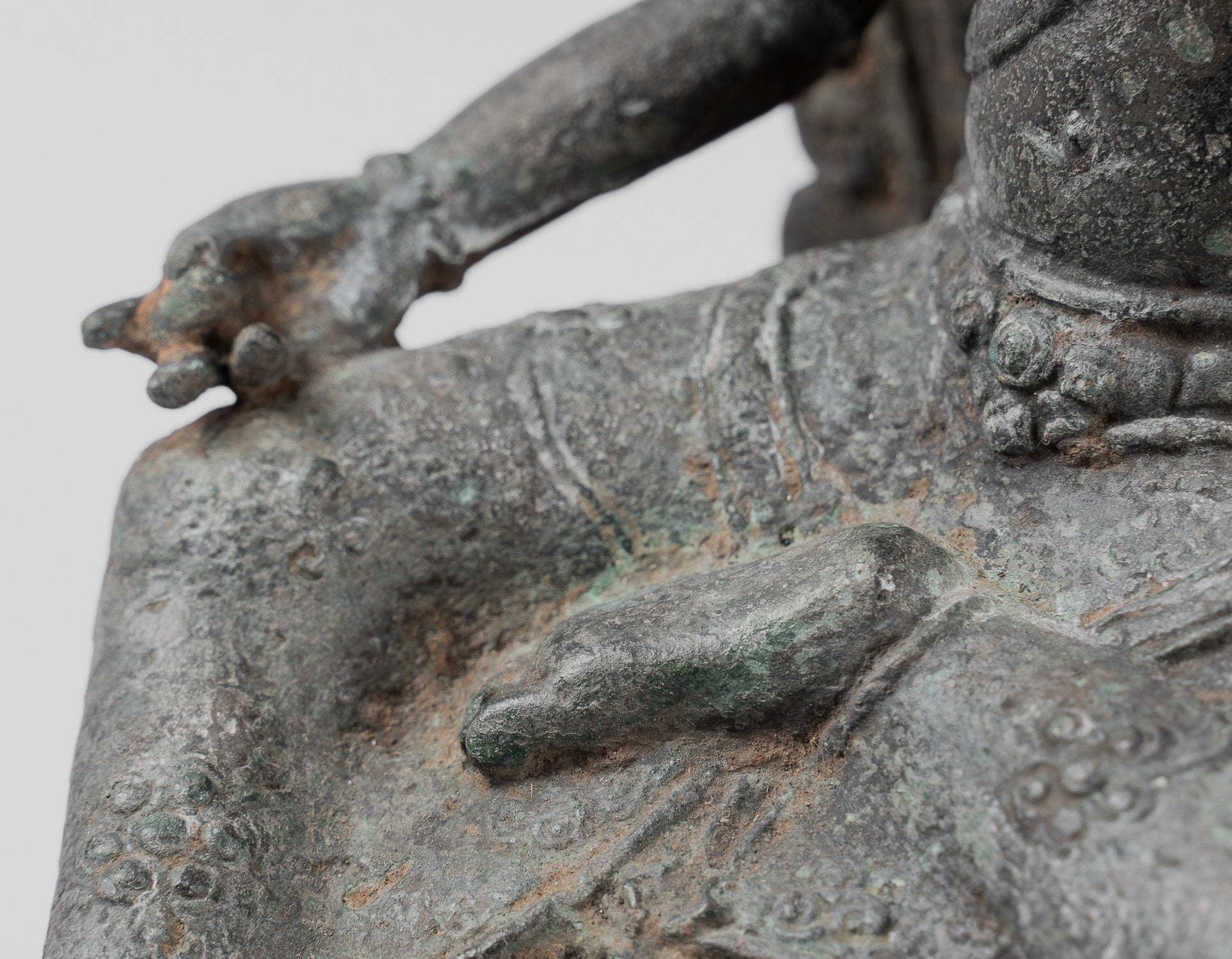 Statua di Tara - Antique Java Style Majapahit Seduto Devi Devi Tara Statua - 32 cm/13 "