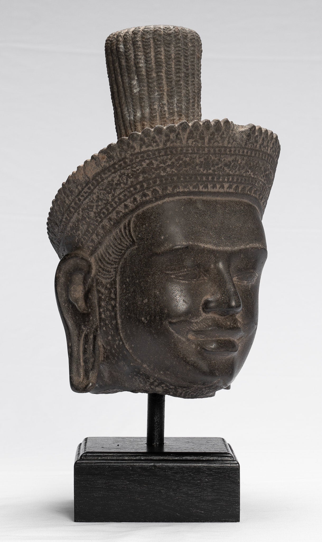 Statue de Vishnu - Tête de Vishnu Khmer antique de style Koh Ker montée sur pierre - 37 cm / 15"