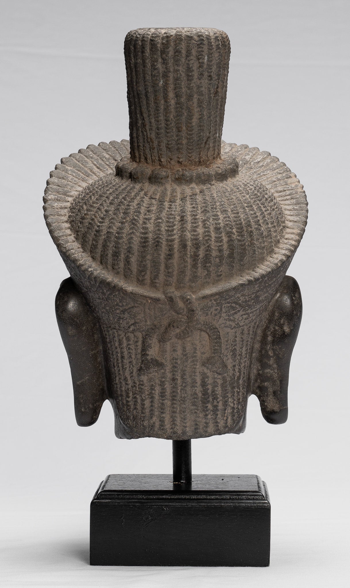 Statue de Vishnu - Tête de Vishnu Khmer antique de style Koh Ker montée sur pierre - 37 cm / 15"