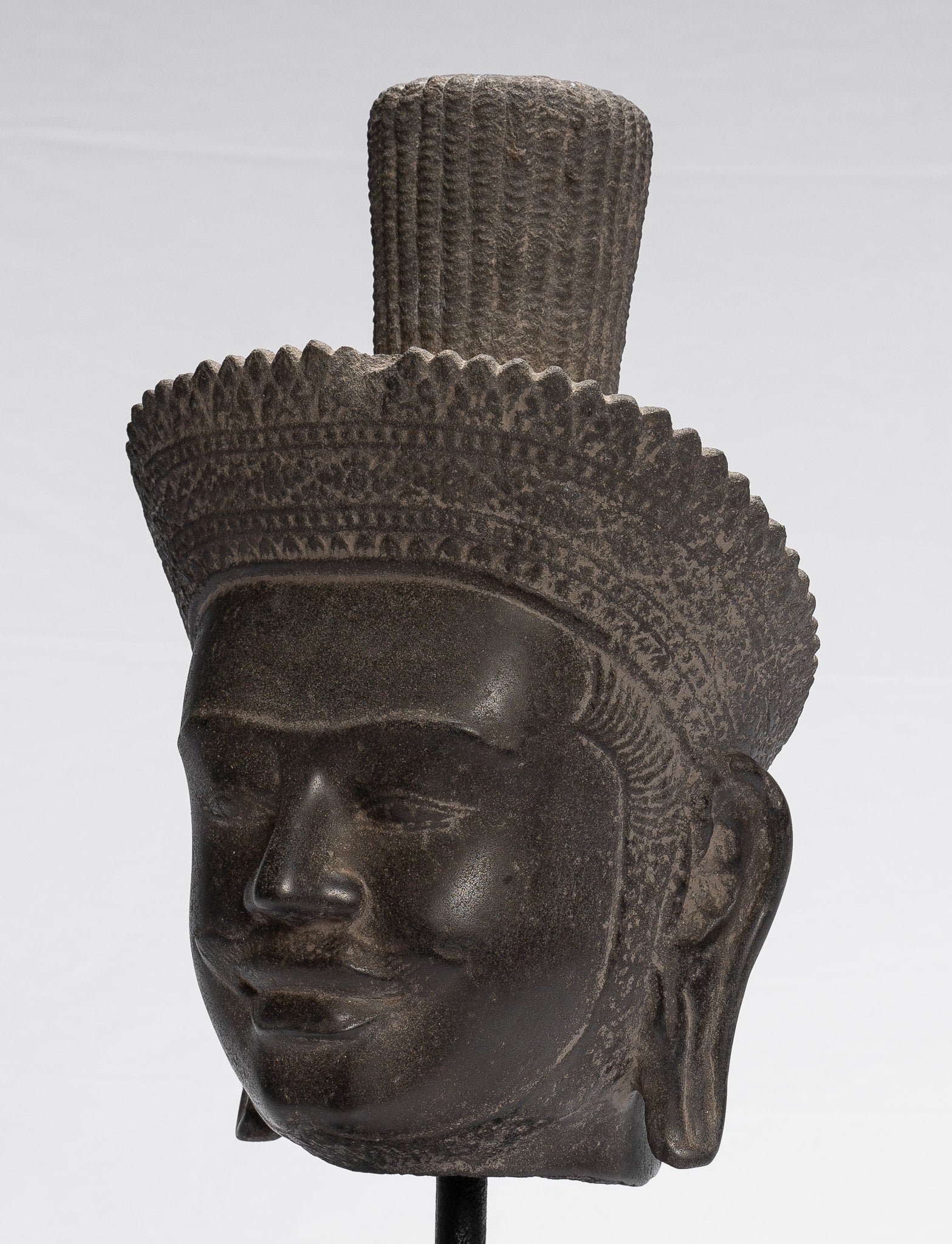 Statue de Vishnu - Tête de Vishnu Khmer antique de style Koh Ker montée sur pierre - 37 cm / 15"