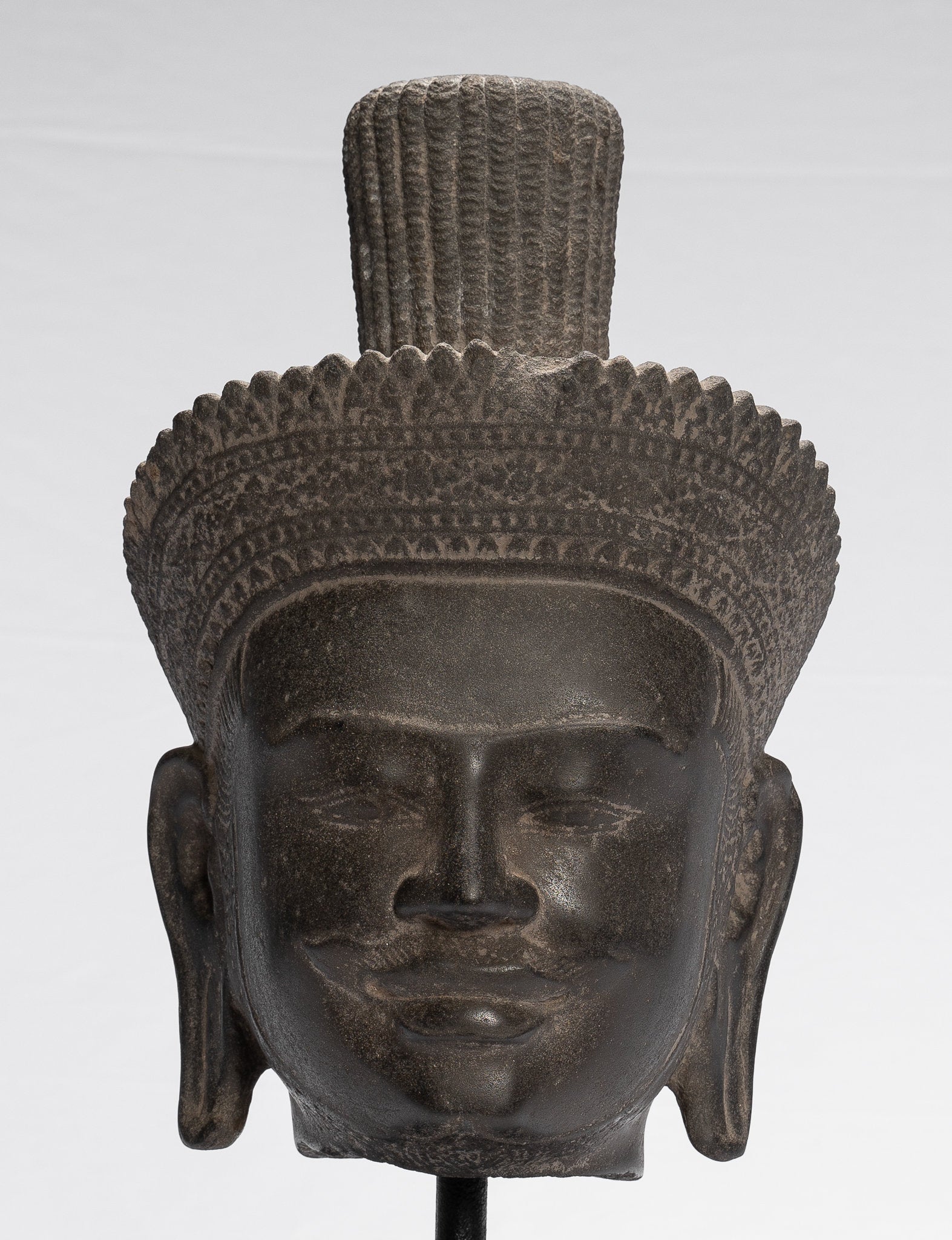 Statue de Vishnu - Tête de Vishnu Khmer antique de style Koh Ker montée sur pierre - 37 cm / 15"