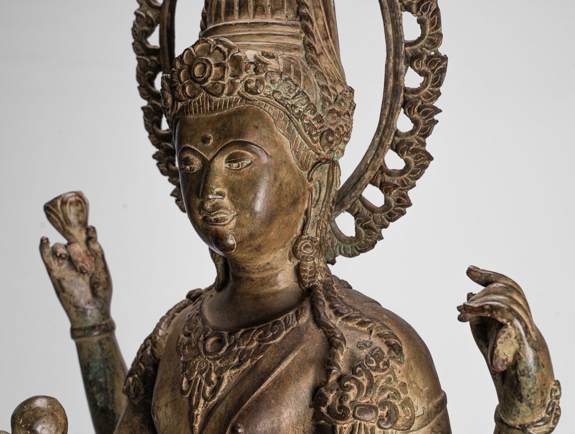 Vishnu Statue. Antike Thai Stil Bronze Stehende Vier Arm Vishnu Statue mit Protektor -108cm/43"