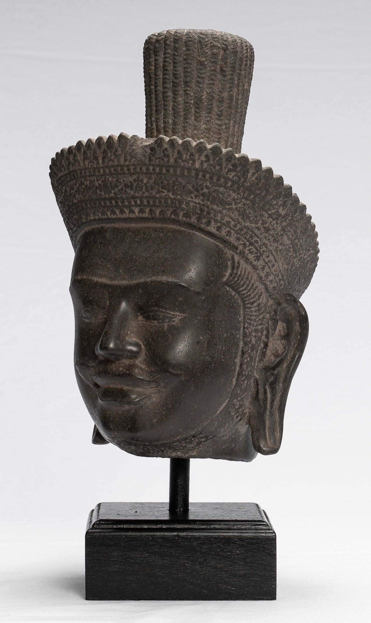 Statue de Vishnu - Tête de Vishnu Khmer antique de style Koh Ker montée sur pierre - 37 cm / 15"