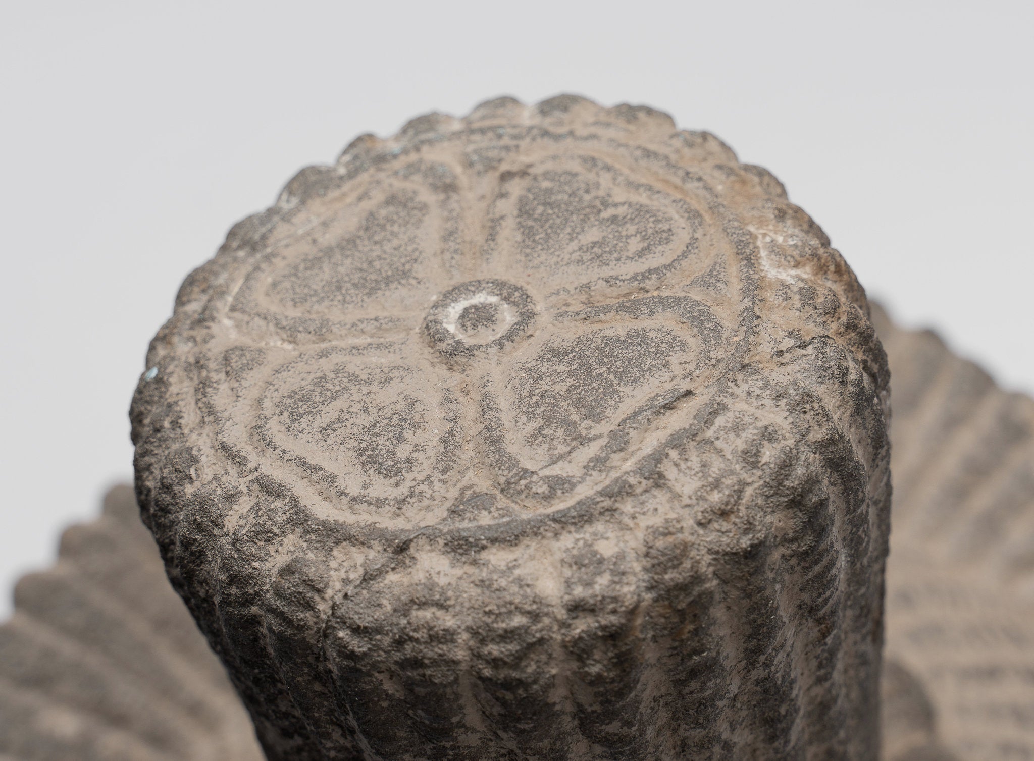 Statue de Vishnu - Tête de Vishnu Khmer antique de style Koh Ker montée sur pierre - 37 cm / 15"