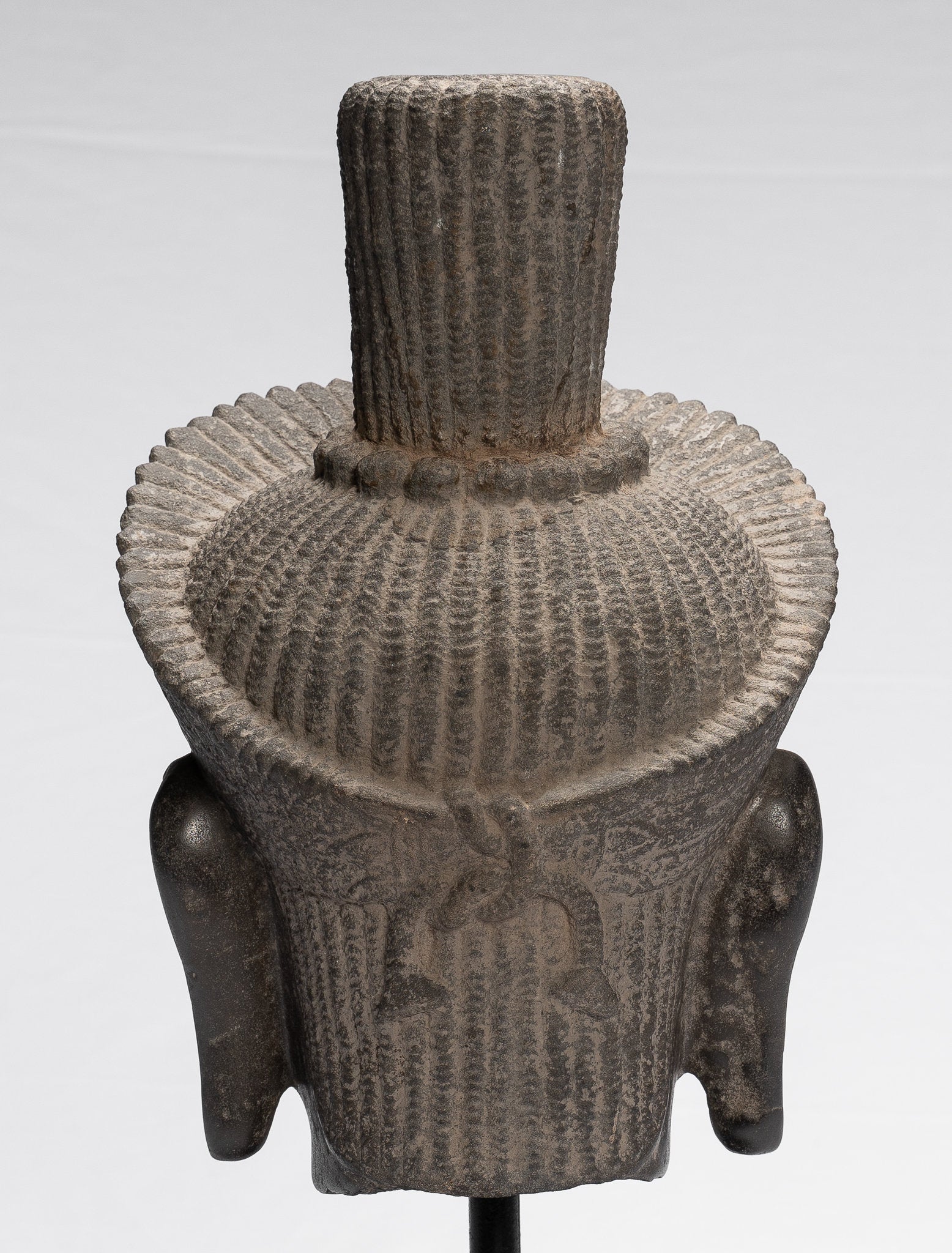 Statue de Vishnu - Tête de Vishnu Khmer antique de style Koh Ker montée sur pierre - 37 cm / 15"