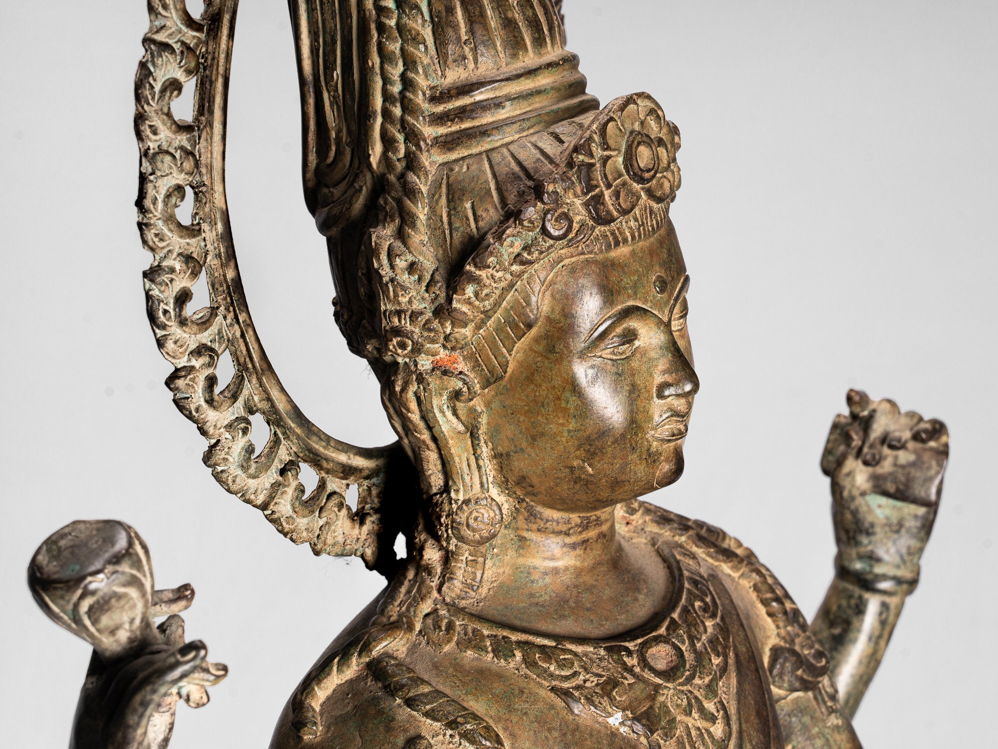 Vishnu Statue. Antike Thai Stil Bronze Stehende Vier Arm Vishnu Statue mit Protektor -108cm/43"