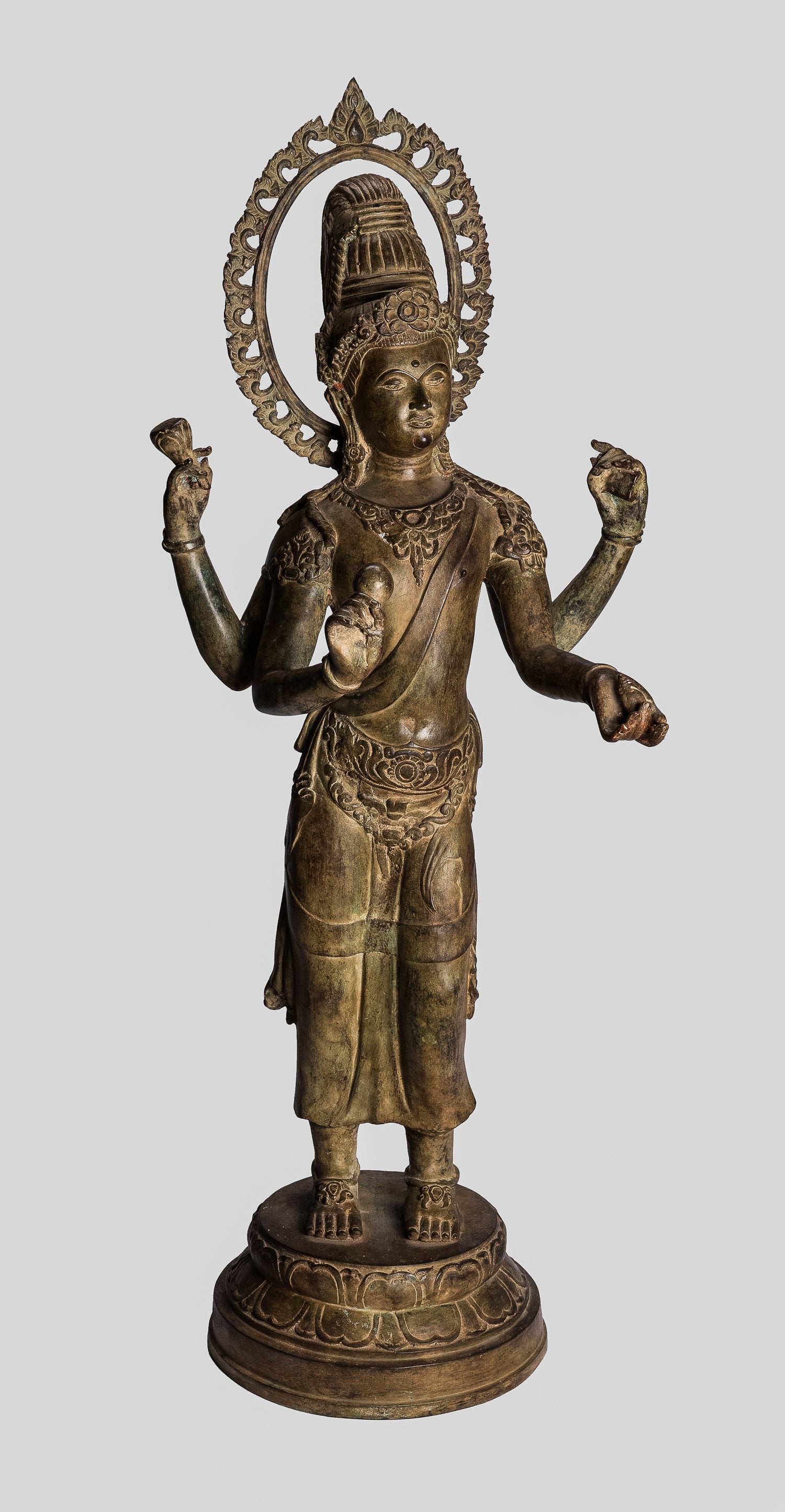 Vishnu Statue. Antike Thai Stil Bronze Stehende Vier Arm Vishnu Statue mit Protektor -108cm/43"