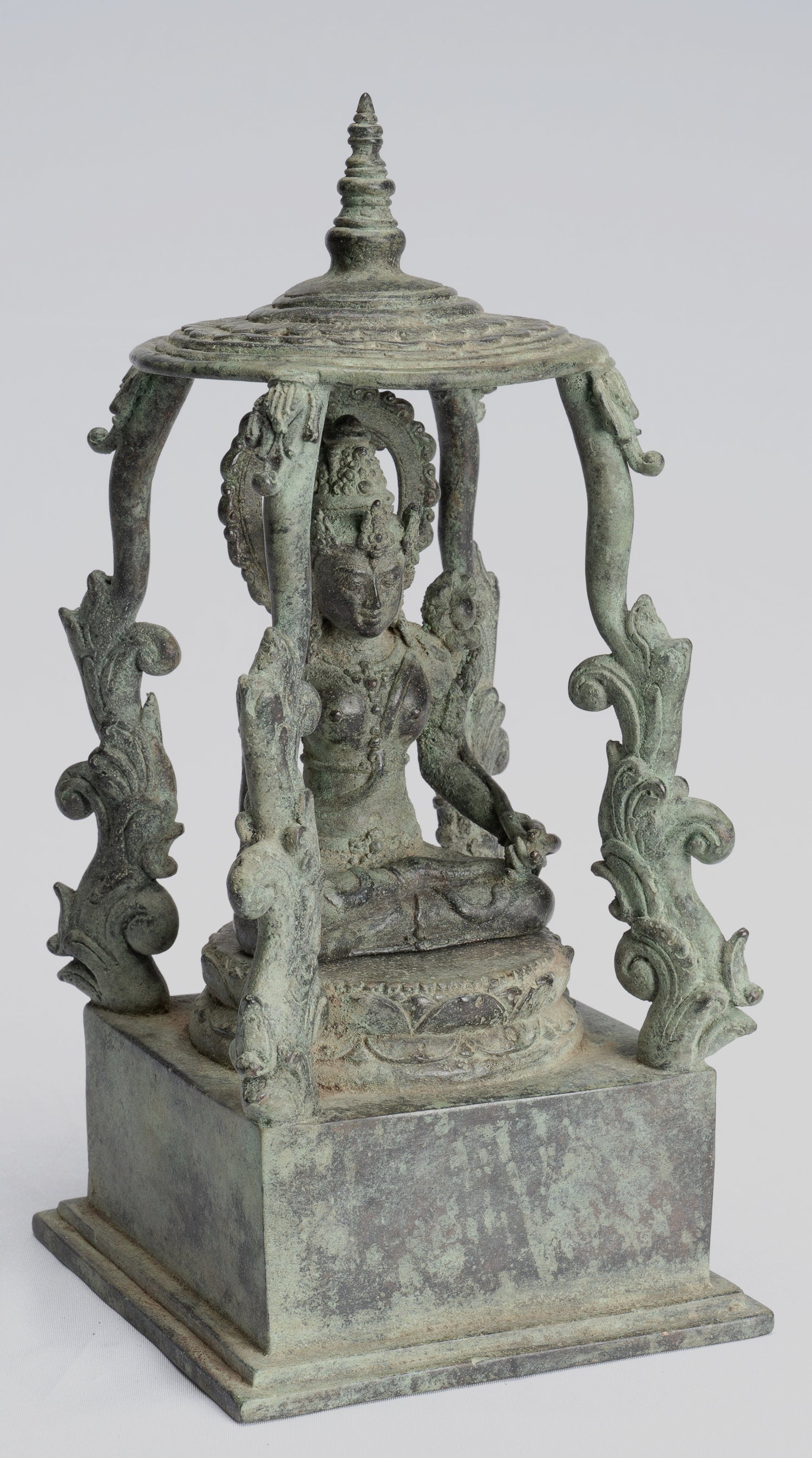 Statue de Tara - Statue de Devi Tara en bronze assis Majapahit de style Java antique - 22 cm/9"