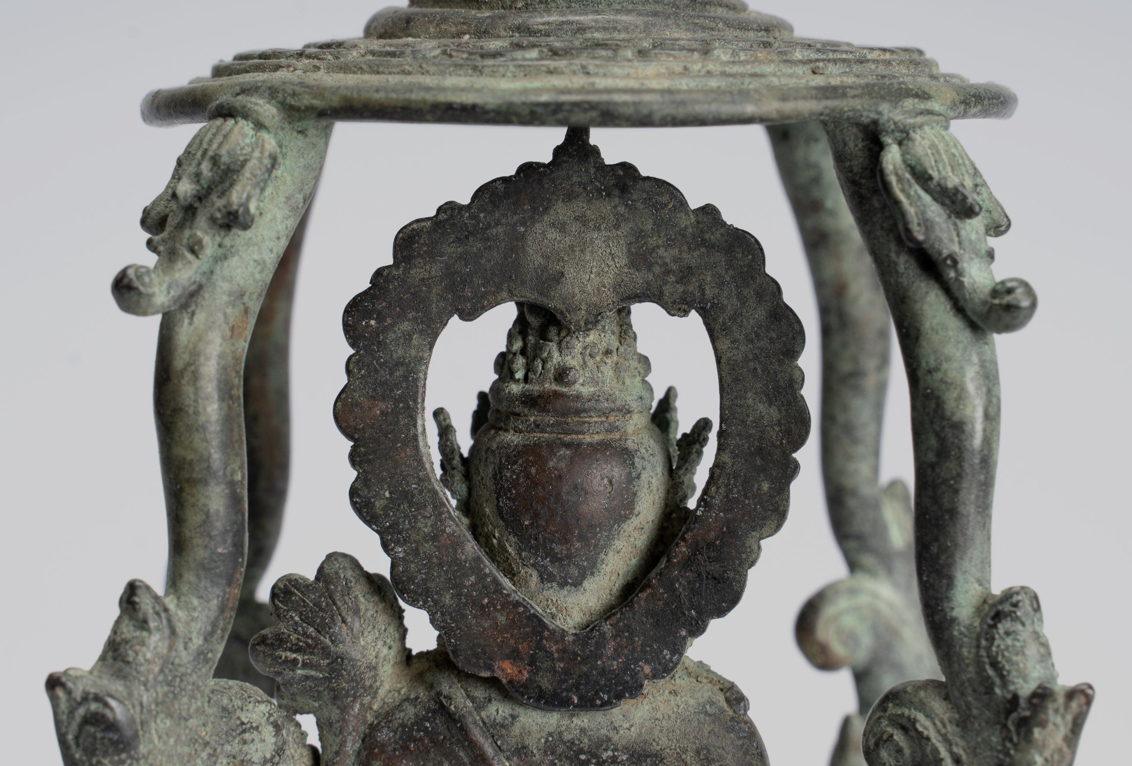 Statue de Tara - Statue de Devi Tara en bronze assis Majapahit de style Java antique - 22 cm/9"