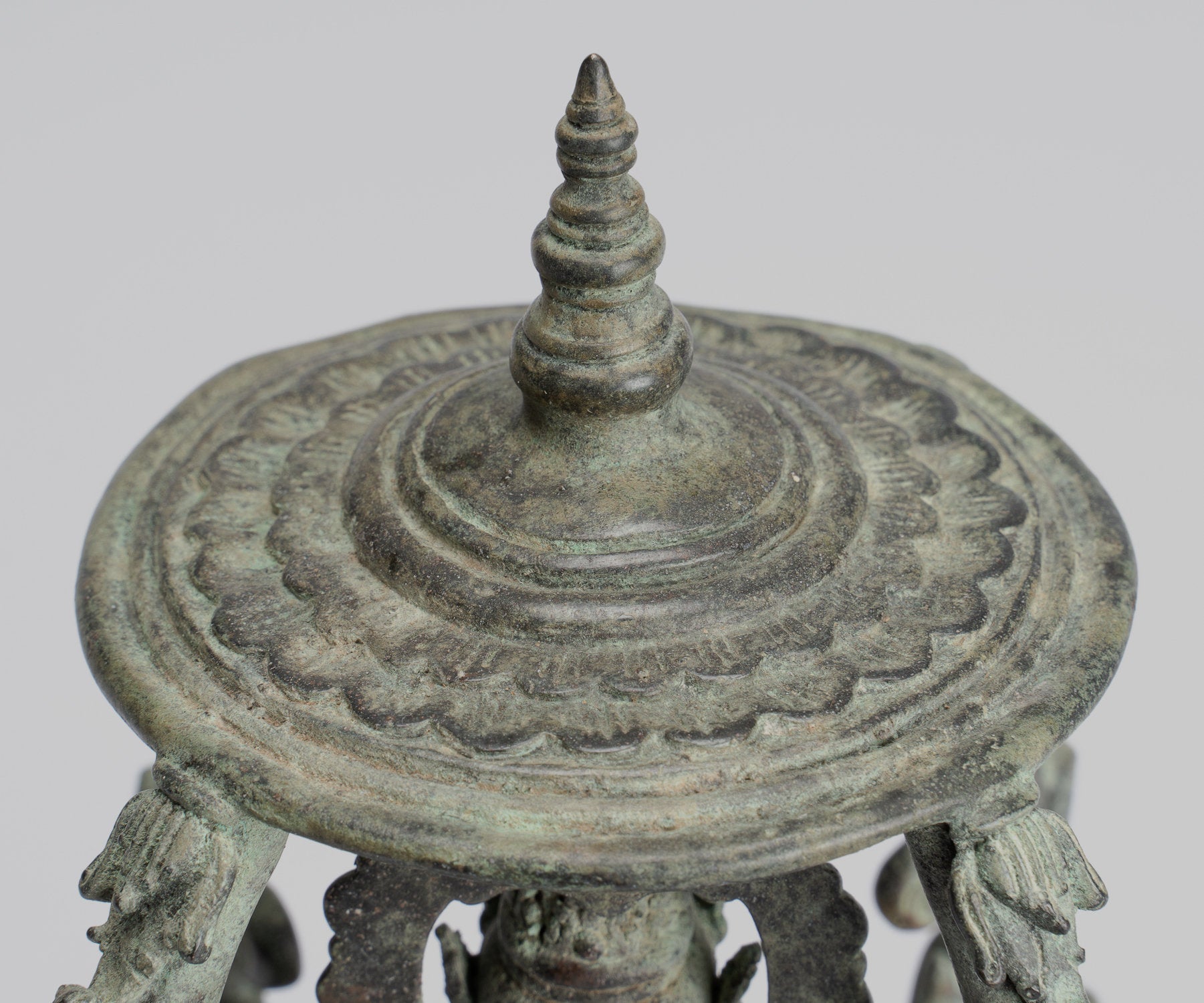 Statue de Tara - Statue de Devi Tara en bronze assis Majapahit de style Java antique - 22 cm/9"