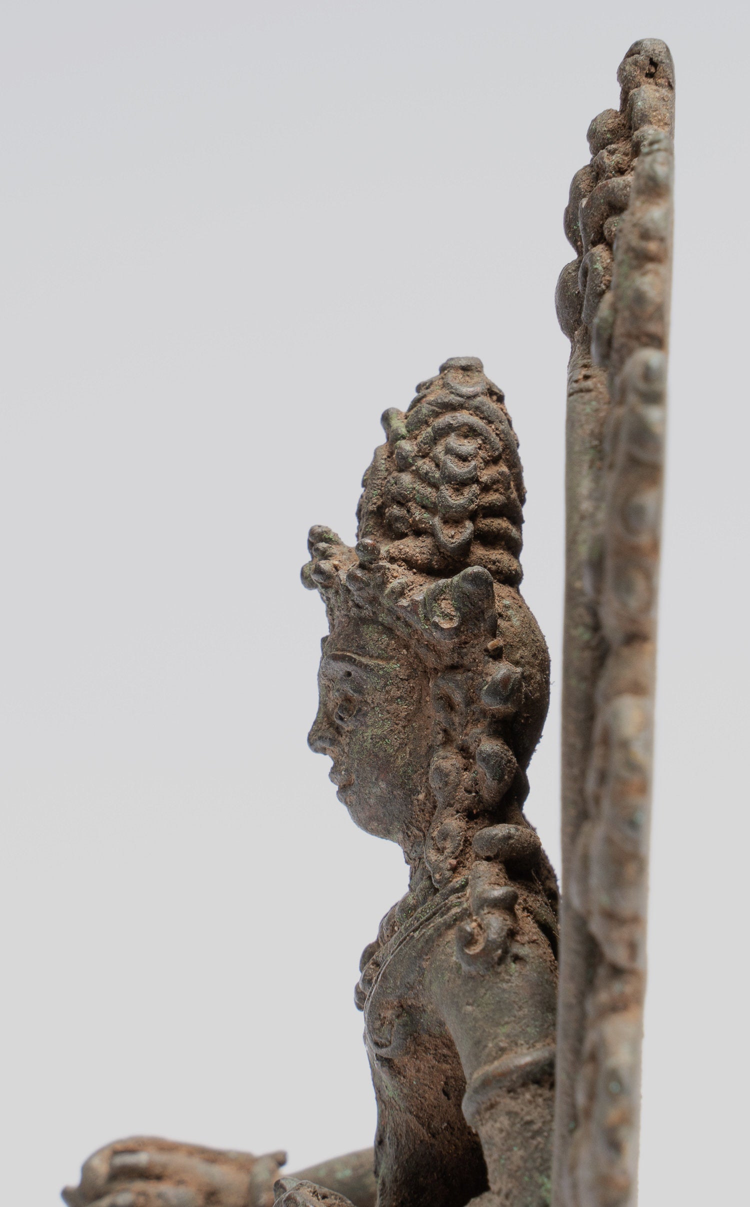 Shiva-Statue – antike javanische sitzende Shiva-Statue aus Bronze im indonesischen Stil – 14 cm.