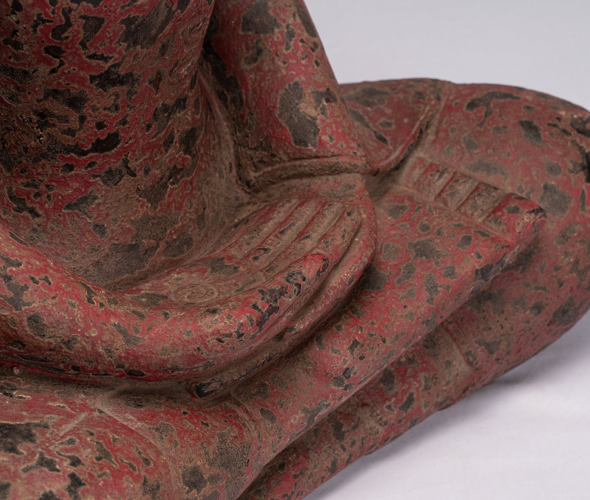 Buddha-Skulptur – sitzender Buddha aus Holz im antiken Khmer-Stil, Meditations-Mudra – 66 cm