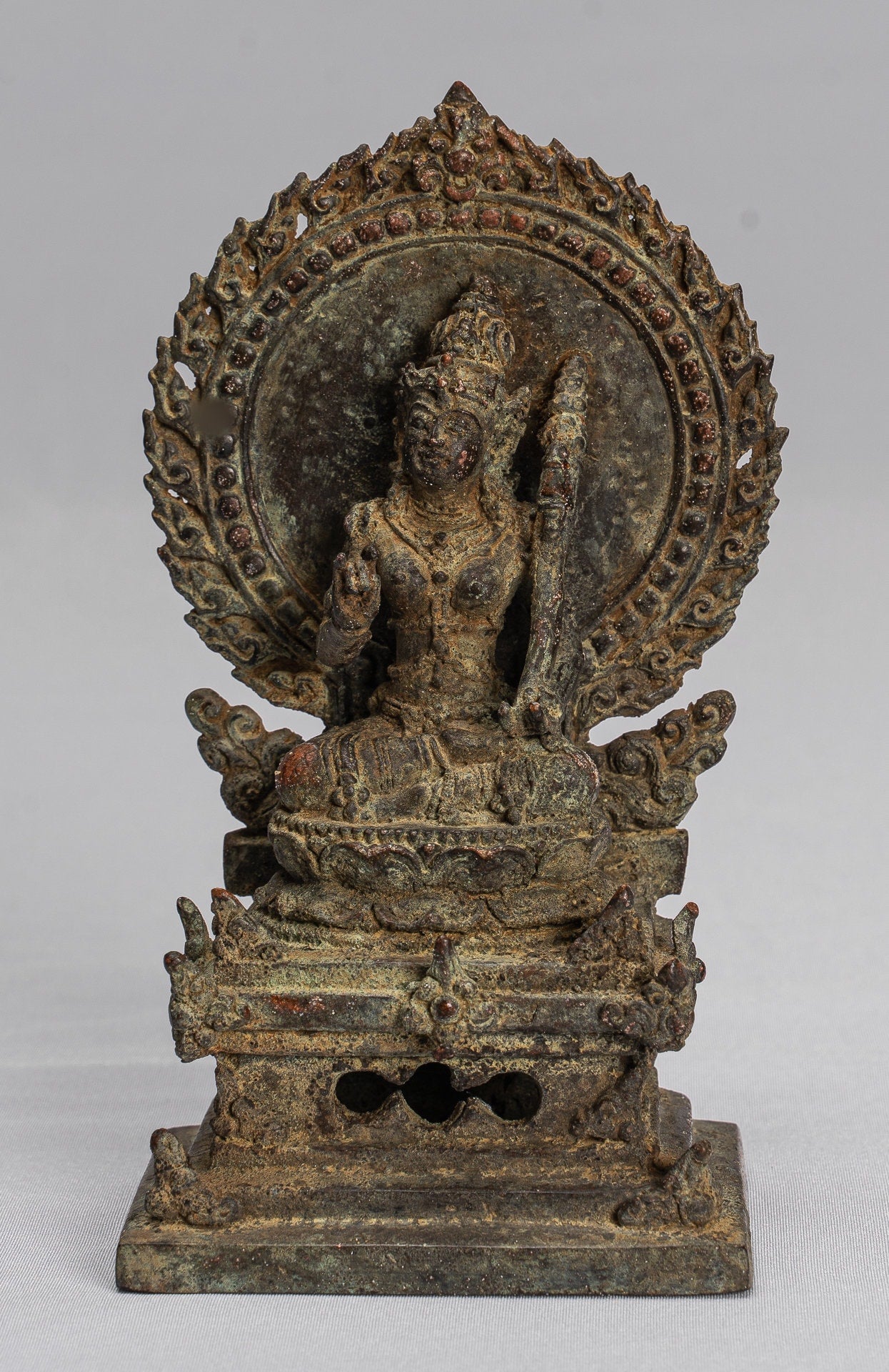 Tara-Statue – Majapahit sitzende Bronze-Devi-Tara-Statue im antiken Java-Stil – 14 cm.