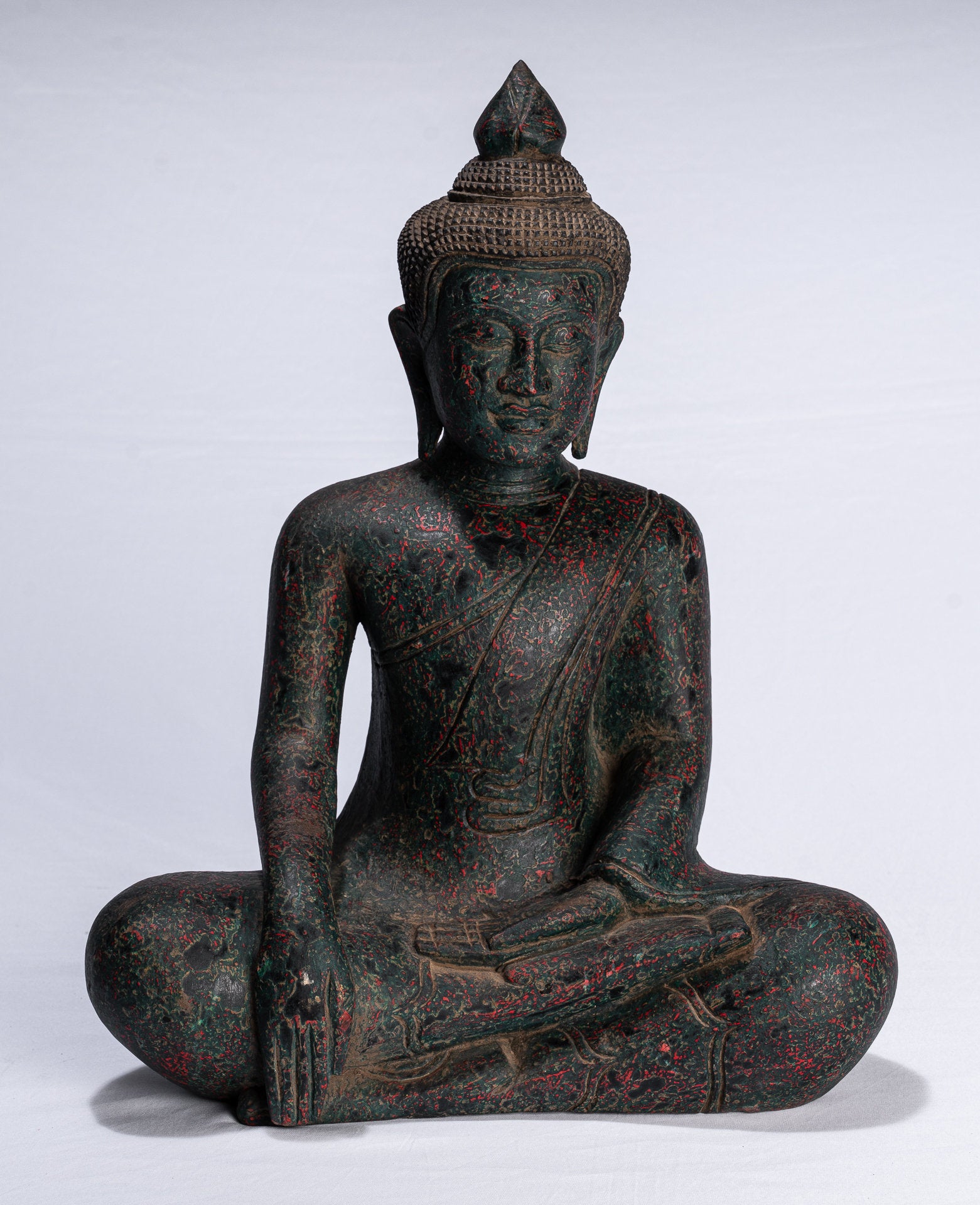 Statue de Bouddha - Statue de Bouddha des Lumières en bois assis de style khmer antique d'Asie du Sud-Est - 43 cm/17"