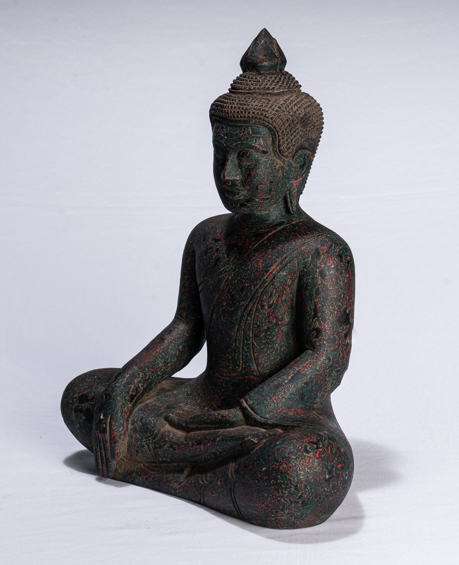 Statue de Bouddha - Statue de Bouddha des Lumières en bois assis de style khmer antique d'Asie du Sud-Est - 43 cm/17"