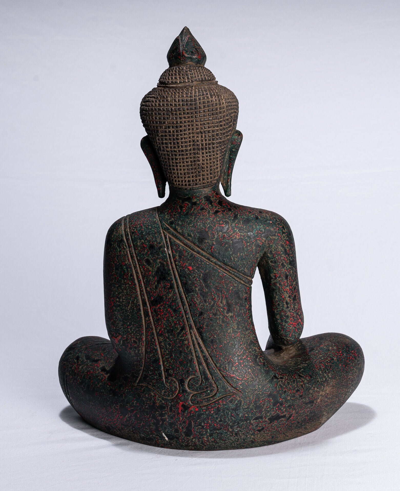 Statue de Bouddha - Statue de Bouddha des Lumières en bois assis de style khmer antique d'Asie du Sud-Est - 43 cm/17"