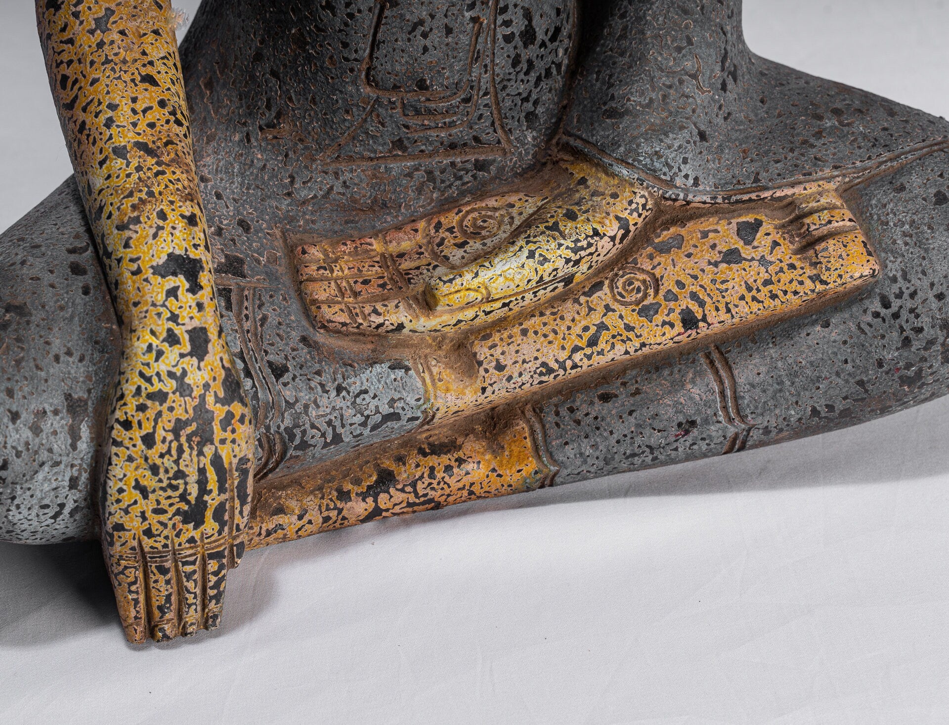 Buddha-Statue – Antiker Khmer-Stil Südostasien, sitzende Erleuchtungs-Buddha-Statue aus Holz – 45 cm/18 Zoll