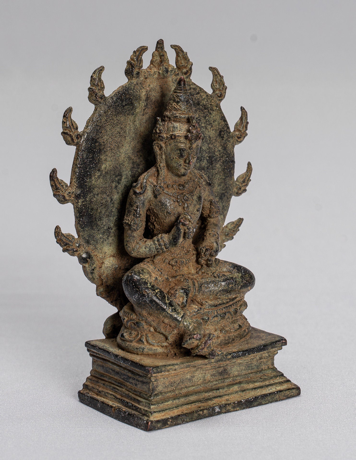 Tara-Statue – Majapahit sitzende Bronze-Devi-Tara-Statue im antiken Java-Stil – 10,5 cm.