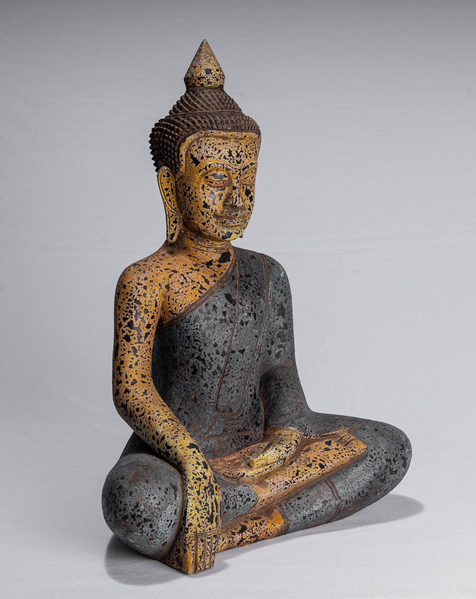 Buddha-Statue – Antiker Khmer-Stil Südostasien, sitzende Erleuchtungs-Buddha-Statue aus Holz – 45 cm/18 Zoll