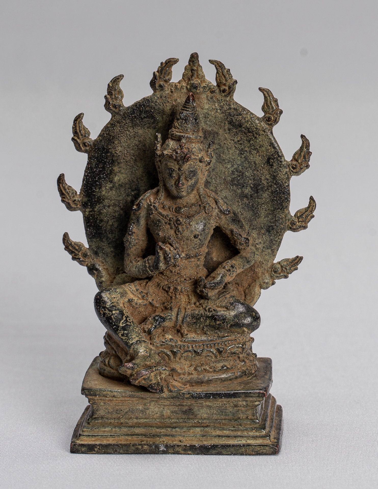 Tara-Statue – Majapahit sitzende Bronze-Devi-Tara-Statue im antiken Java-Stil – 10,5 cm.