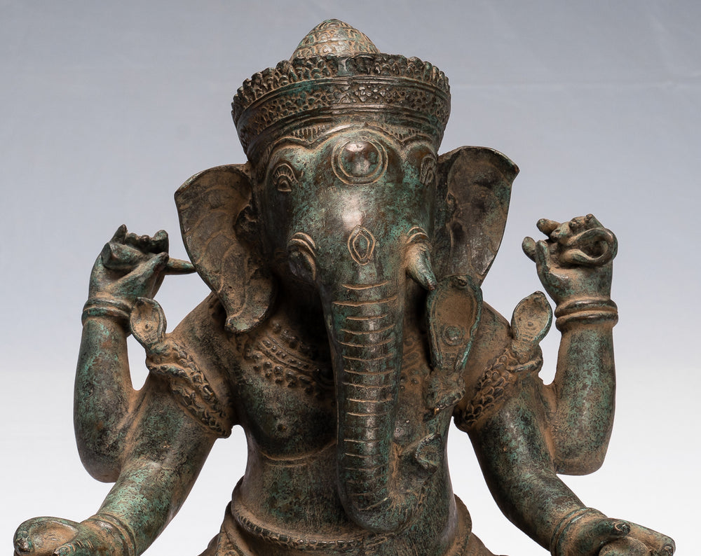 ¿Qué tiene Ganesha en sus manos?