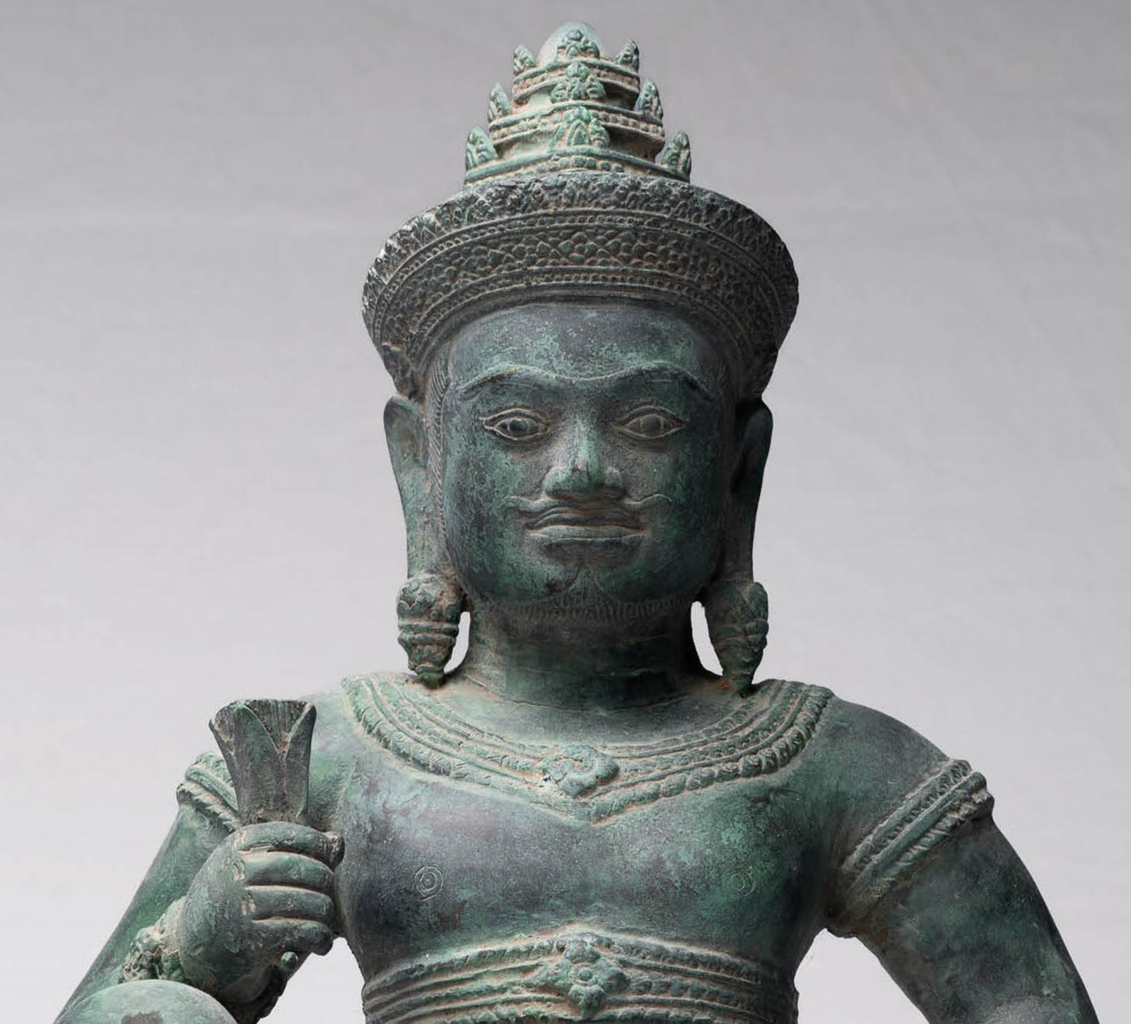 Statue de Vishvakarman – Statue de Vishvakarman en bronze assis de style khmer antique – 42 cm/17"