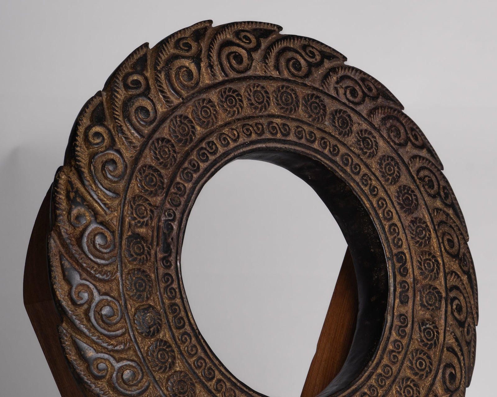 Disco o chakra Vishnu de bronce estilo jemer antiguo - 33 cm/13"