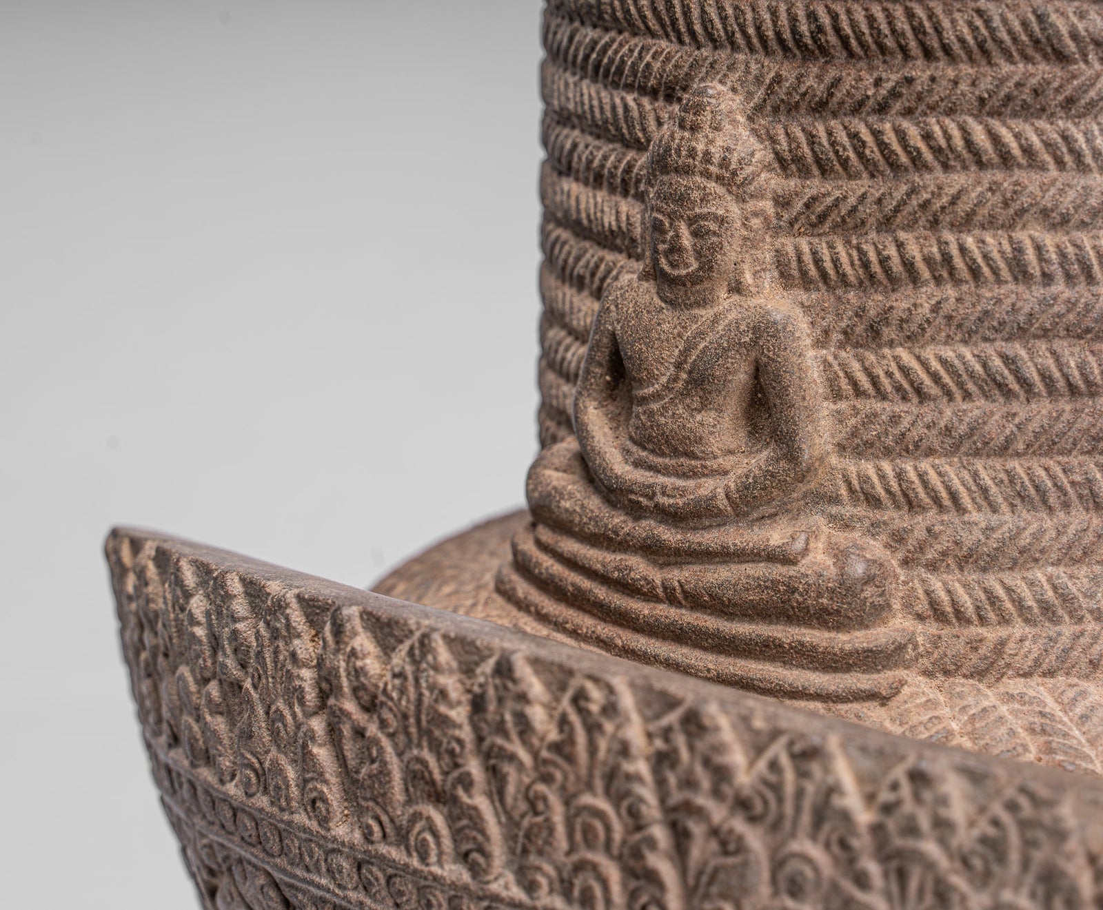 Estatua antigua del Bodhisattva Avalokitesvara de piedra estilo Koh Ker - 54 cm/22"