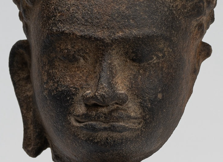 Estatua de Buda de Piedra - Cabeza de Buda Phnom Da de Piedra de Estilo Khmer Antiguo - 23 cm/9"